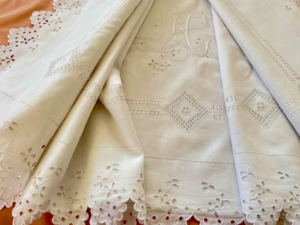 Grand drap AC festonné avec retours en broderie Anglaise, sur toile lin fin - Linge Ancien