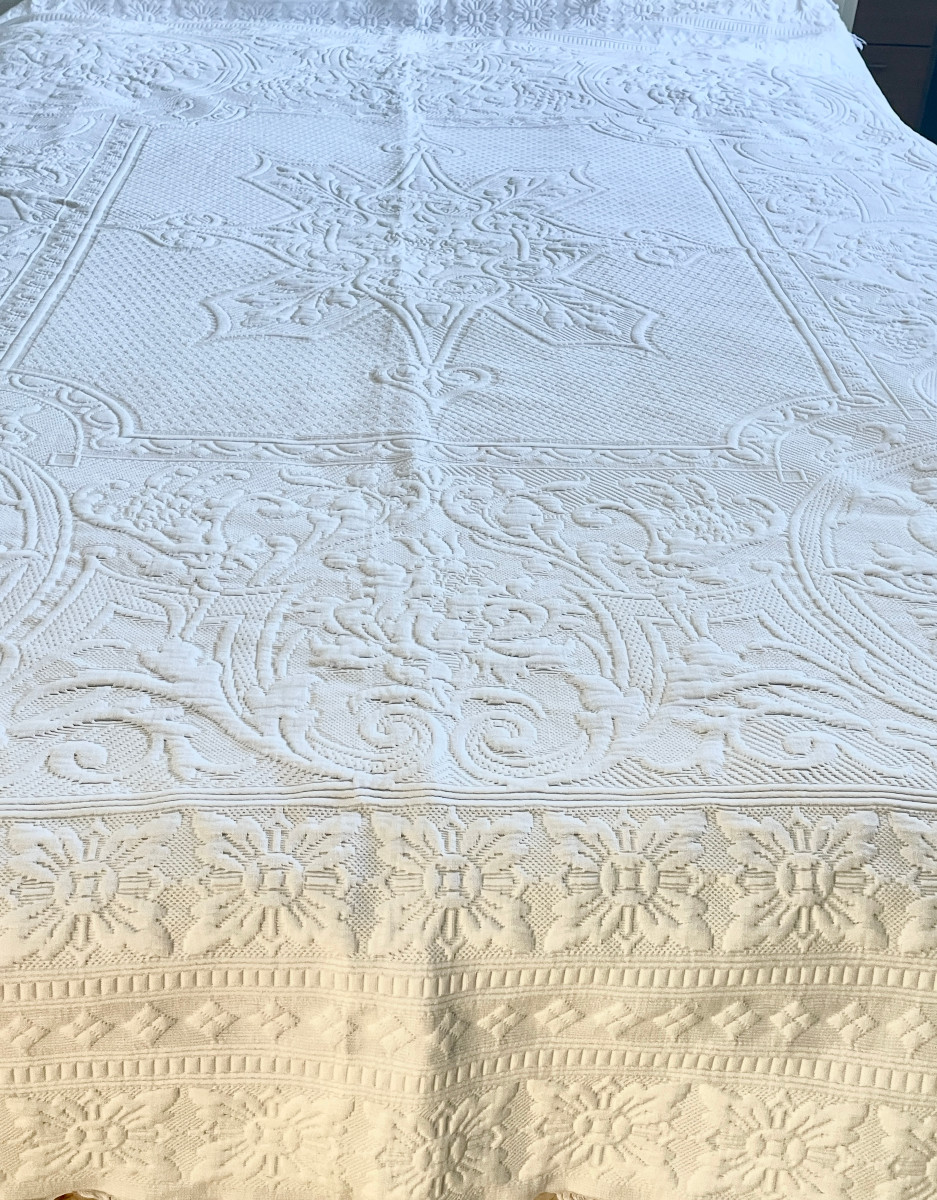 Large Marseilles Quilted Blanket, Beautiful Relief With Knotted Fringes - Antique Linen-photo-2