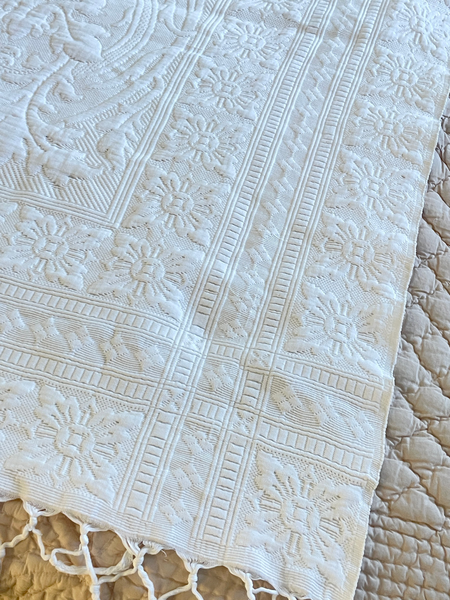 Large Marseilles Quilted Blanket, Beautiful Relief With Knotted Fringes - Antique Linen-photo-2