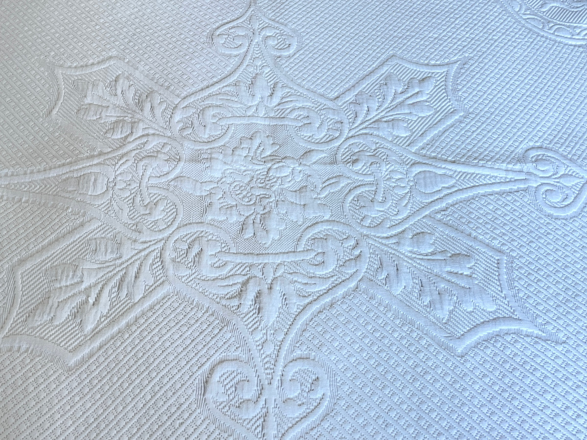 Large Marseilles Quilted Blanket, Beautiful Relief With Knotted Fringes - Antique Linen-photo-4