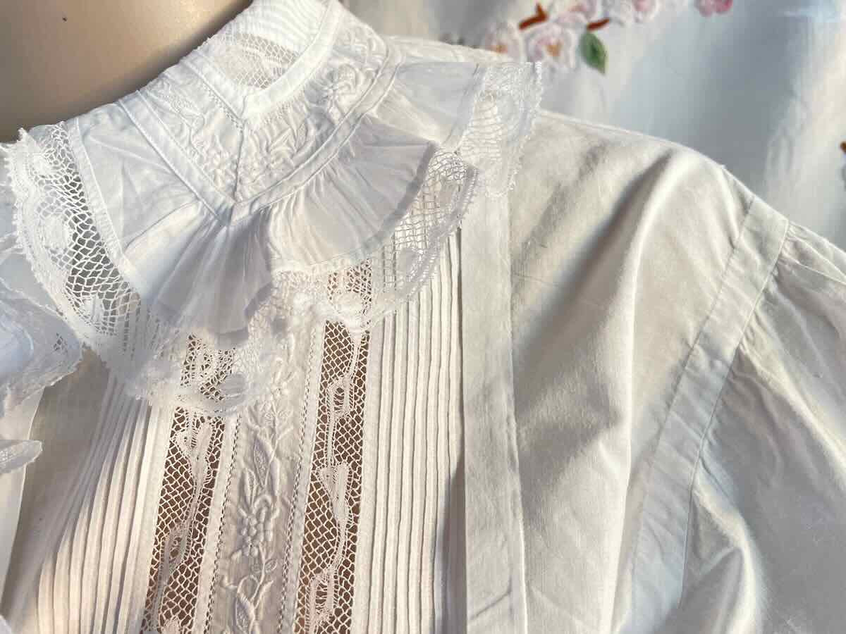 Chemisier enjolivé  broderie main, volants, plis nervurés, dentelle Valencienne - Linge Ancien-photo-5