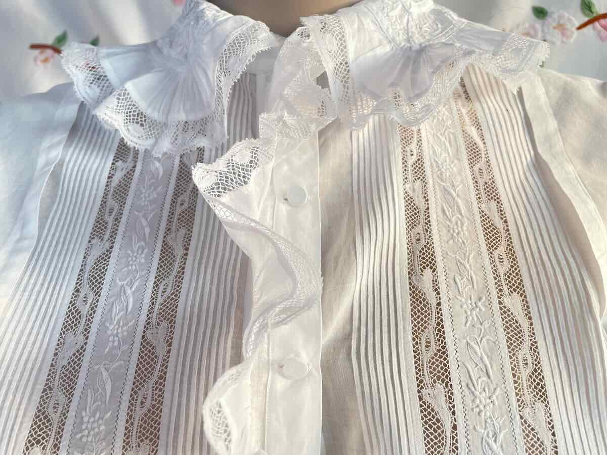 Chemisier enjolivé  broderie main, volants, plis nervurés, dentelle Valencienne - Linge Ancien-photo-3