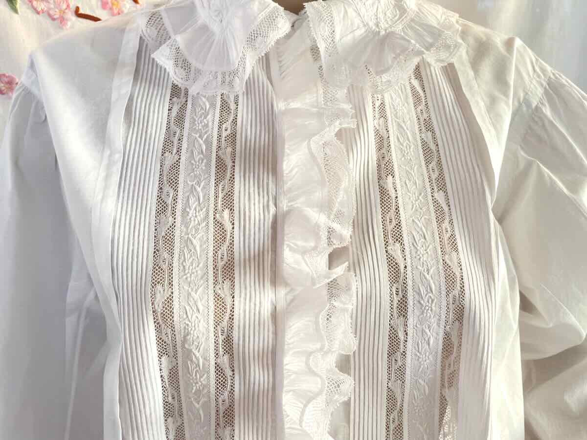 Chemisier enjolivé  broderie main, volants, plis nervurés, dentelle Valencienne - Linge Ancien