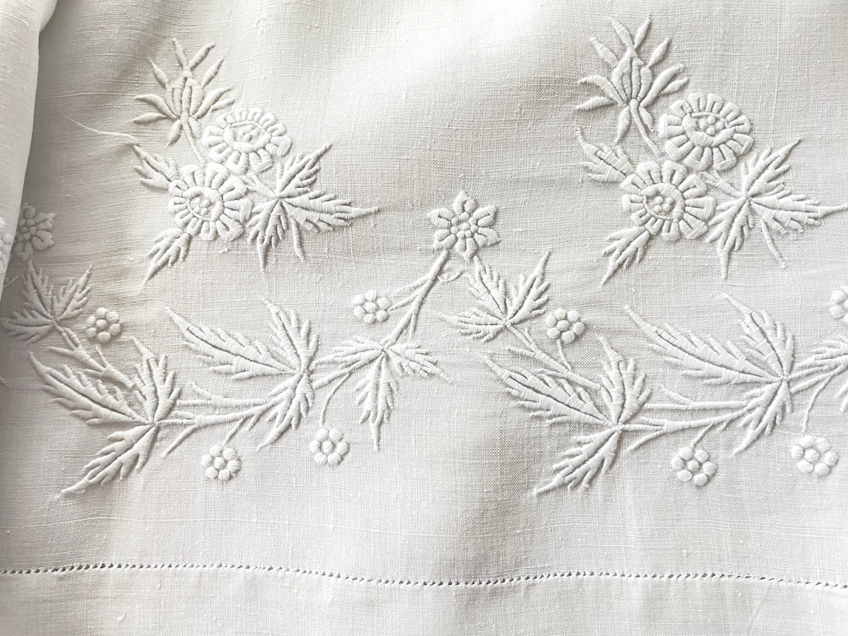 Grand drap  en fil lin avec découverte brodée d'une guirlande fleurie et mono EM - Linge Ancien-photo-2