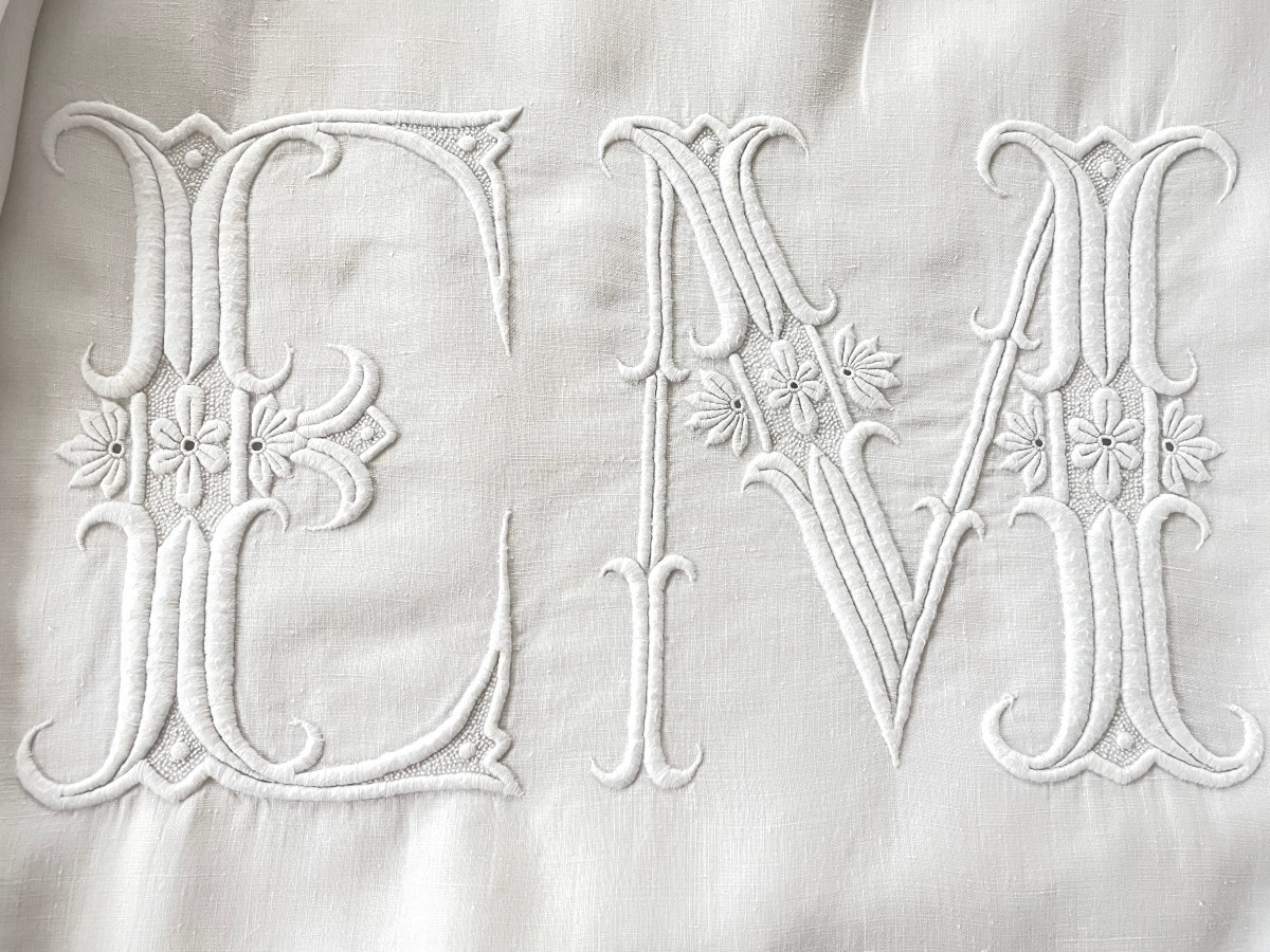 Grand drap  en fil lin avec découverte brodée d'une guirlande fleurie et mono EM - Linge Ancien-photo-4