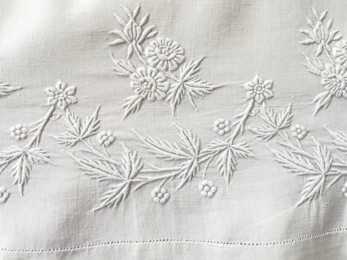 Grand drap  en fil lin avec découverte brodée d'une guirlande fleurie et mono EM - Linge Ancien-photo-2