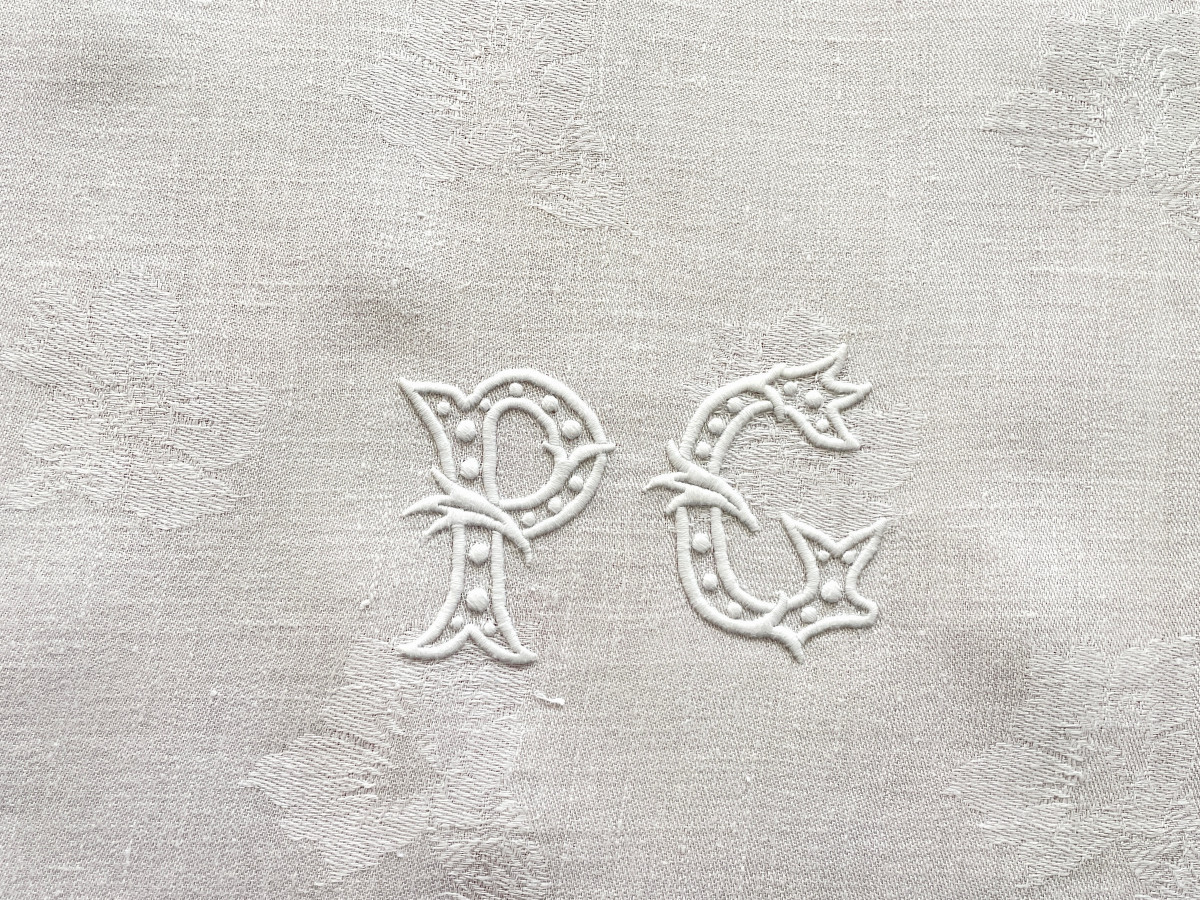 Nappe en damassé de lin fin avec 2 monogrammes PC et beaux motifs  fleuris - Linge Ancien-photo-1