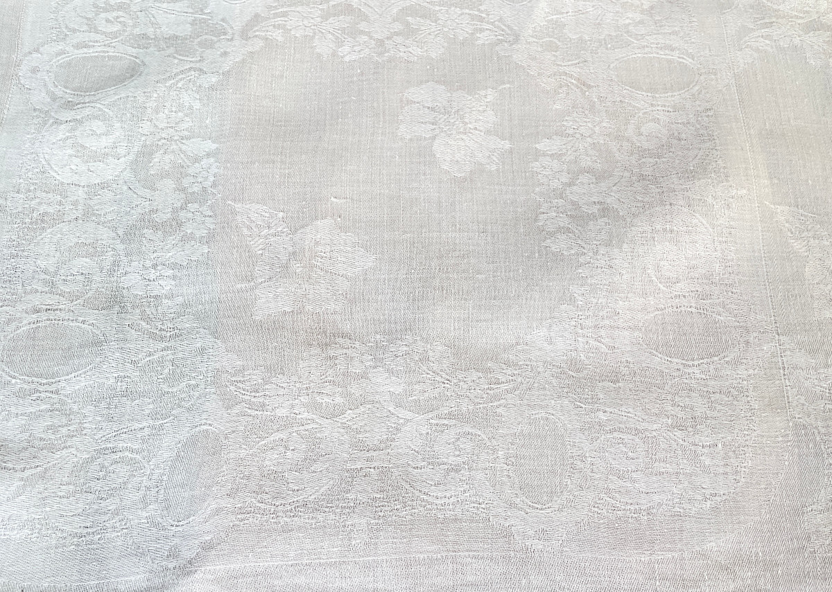 Nappe en damassé de lin fin avec 2 monogrammes PC et beaux motifs  fleuris - Linge Ancien-photo-2