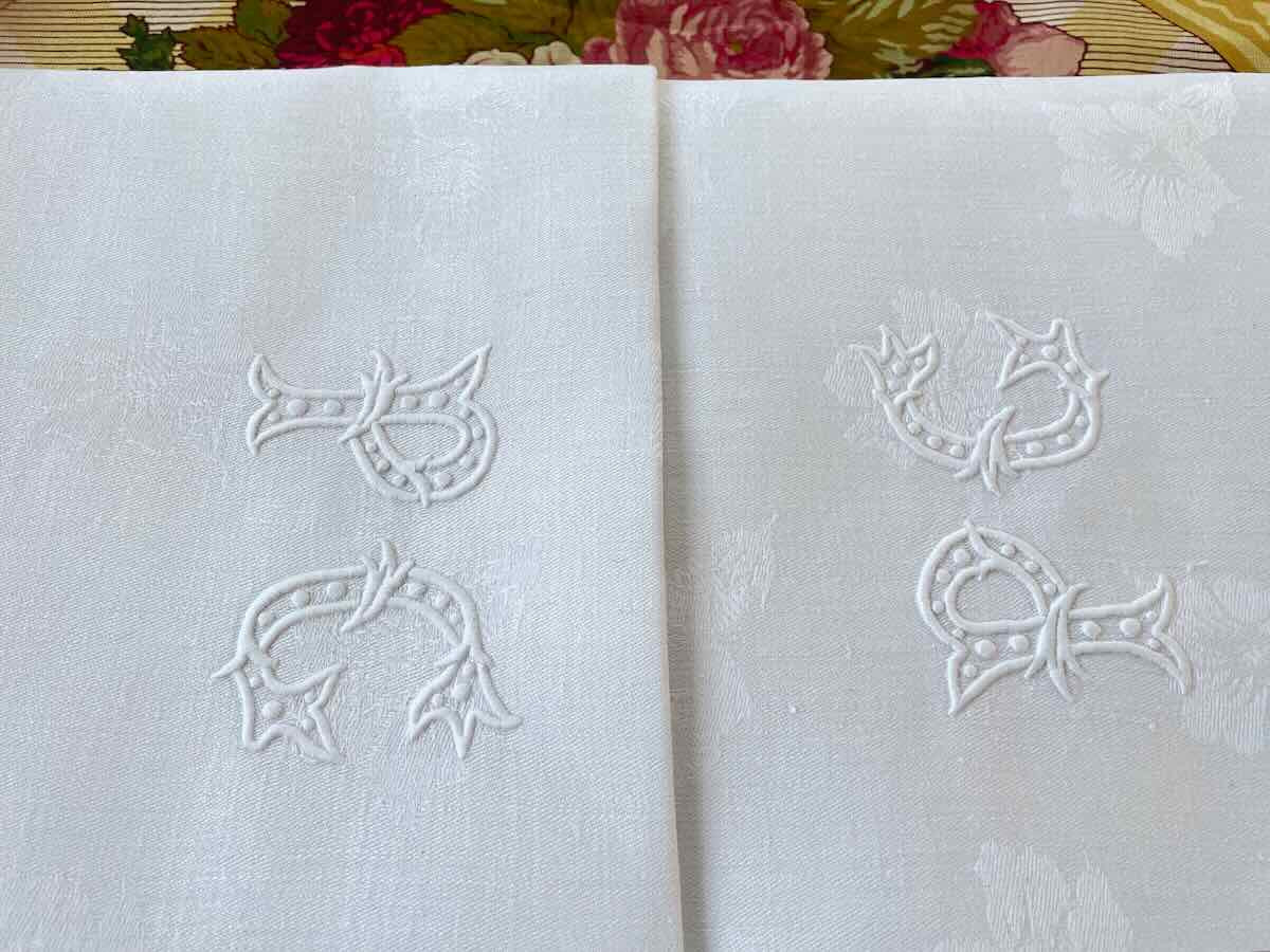 Nappe en damassé de lin fin avec 2 monogrammes PC et beaux motifs  fleuris - Linge Ancien