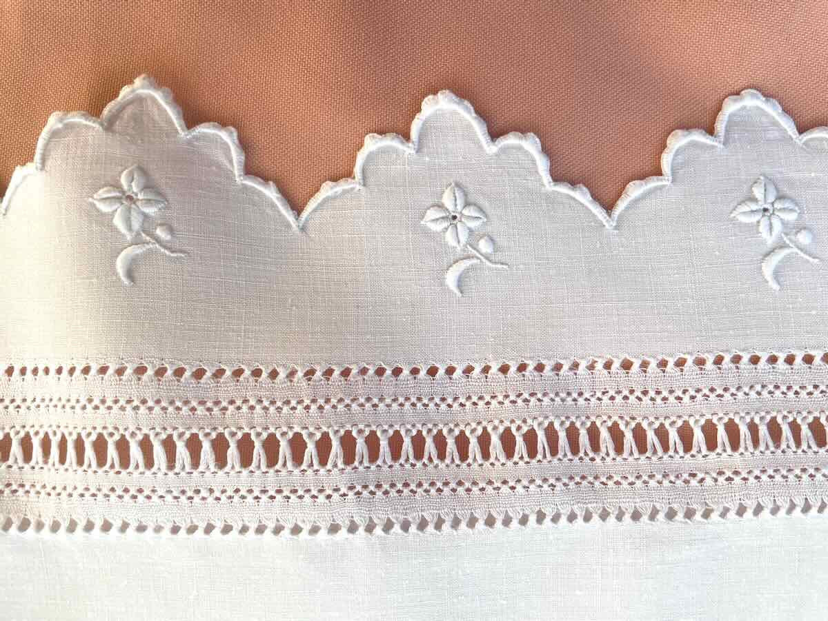 Pair Of Scalloped Embroidered Pillowcases, Linen Thread With Monogram Ev, Hand Embroidery - Antique Linen-photo-1