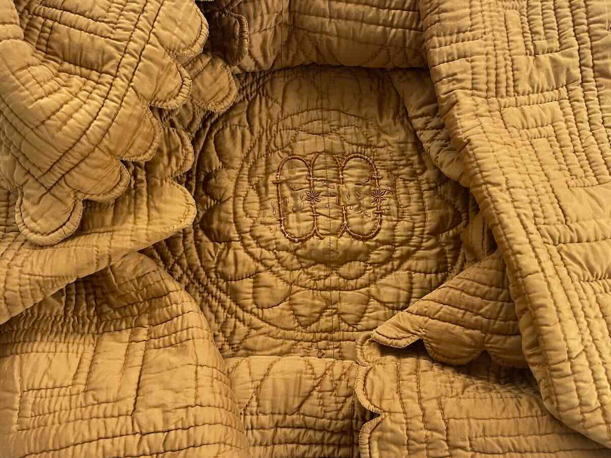 Couverture festonnée piquée main, mono CD, satinette coton : marron- jaune - Linge Ancien-photo-3