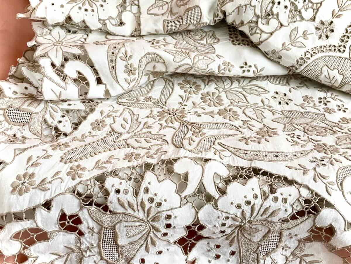 Grande nappe rectangle, broderie Richelieu fleurs toile lin broderie fil beige-Linge Ancien