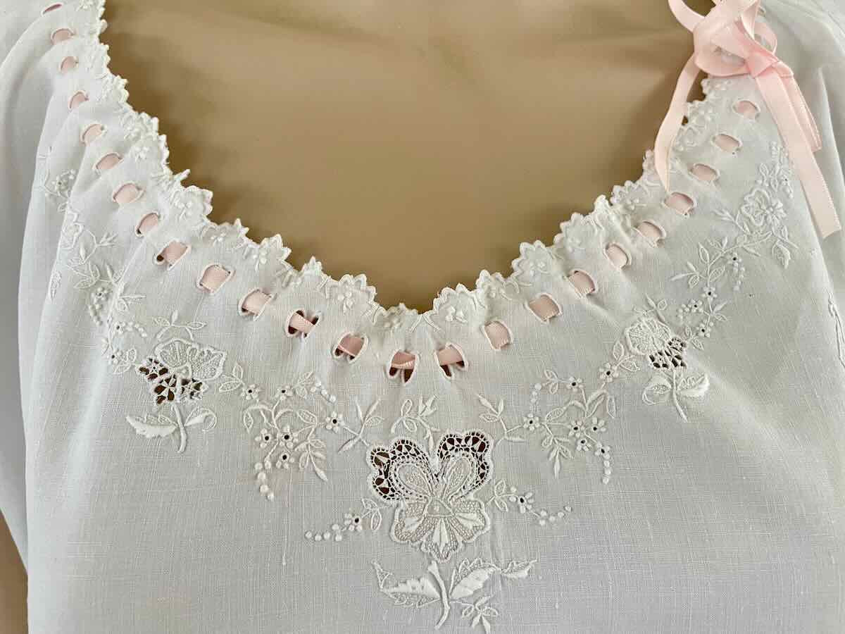 Hand-embroidered Ladies' Shirt, Fine Linen With Sumptuous Embroidery - Antique Linen-photo-3