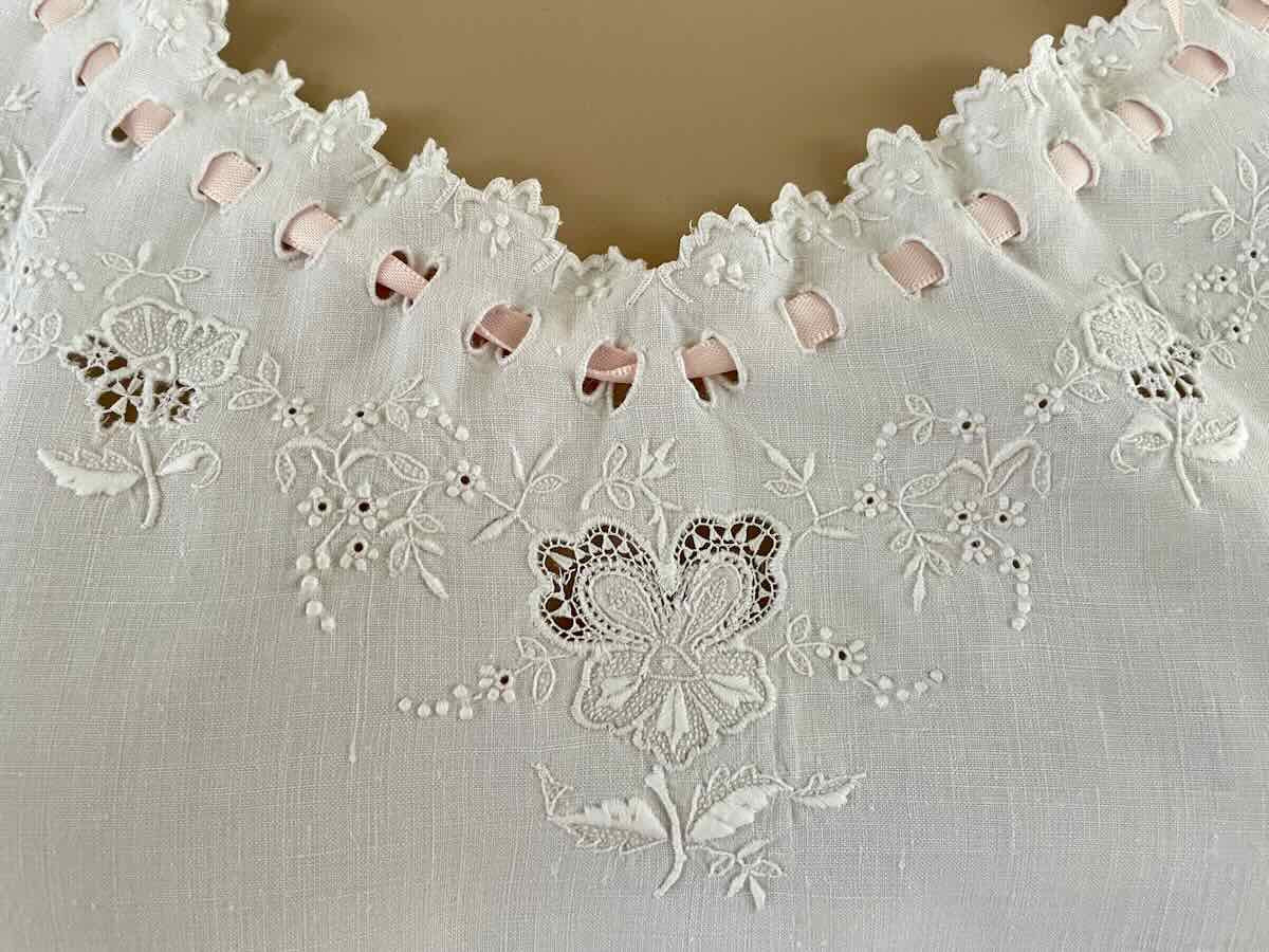 Hand-embroidered Ladies' Shirt, Fine Linen With Sumptuous Embroidery - Antique Linen