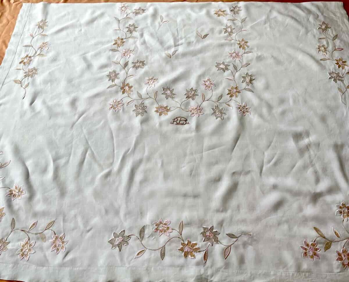 Nappe en fil de lin blanc avec fleurs brodées en couleurs pastel - Linge Ancien-photo-2