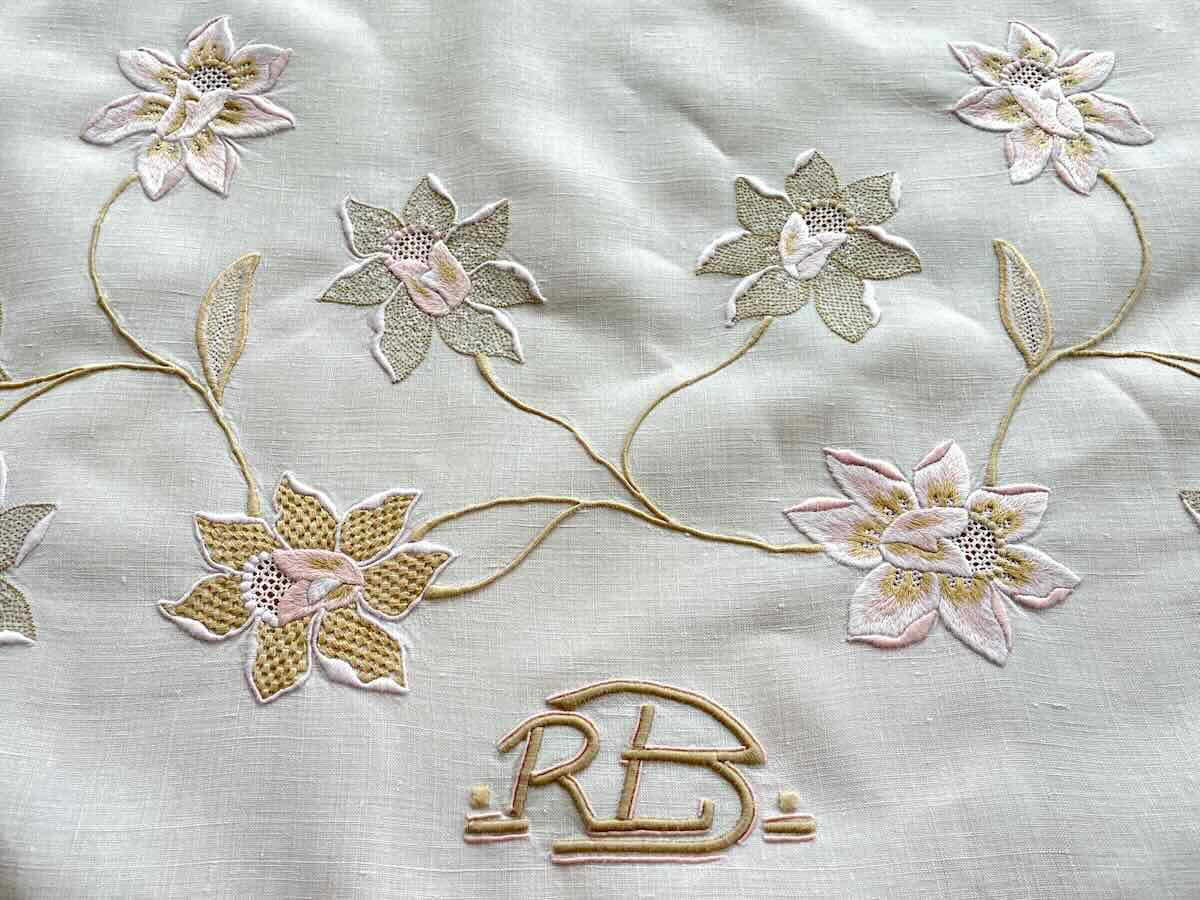 Nappe en fil de lin blanc avec fleurs brodées en couleurs pastel - Linge Ancien-photo-3