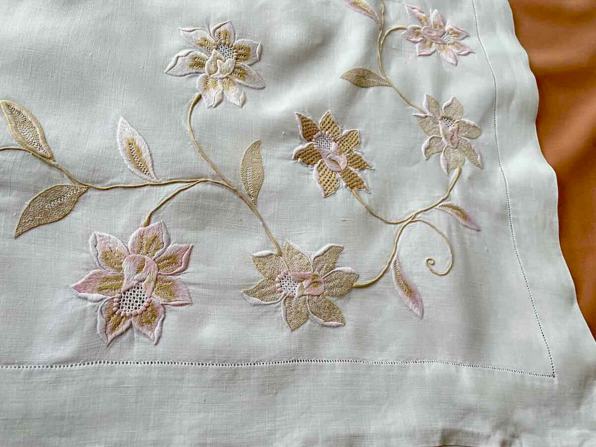 Nappe en fil de lin blanc avec fleurs brodées en couleurs pastel - Linge Ancien-photo-4