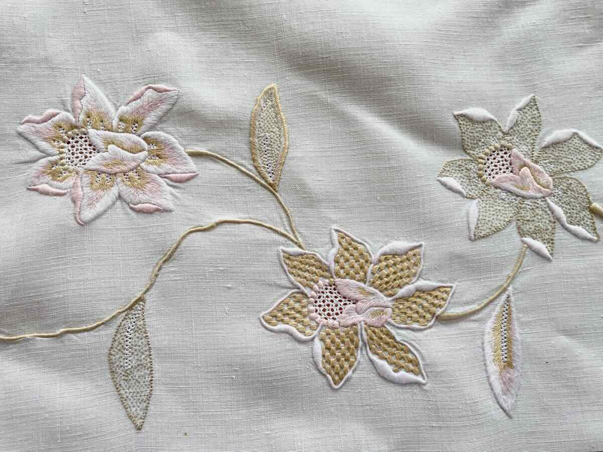 Nappe en fil de lin blanc avec fleurs brodées en couleurs pastel - Linge Ancien-photo-2