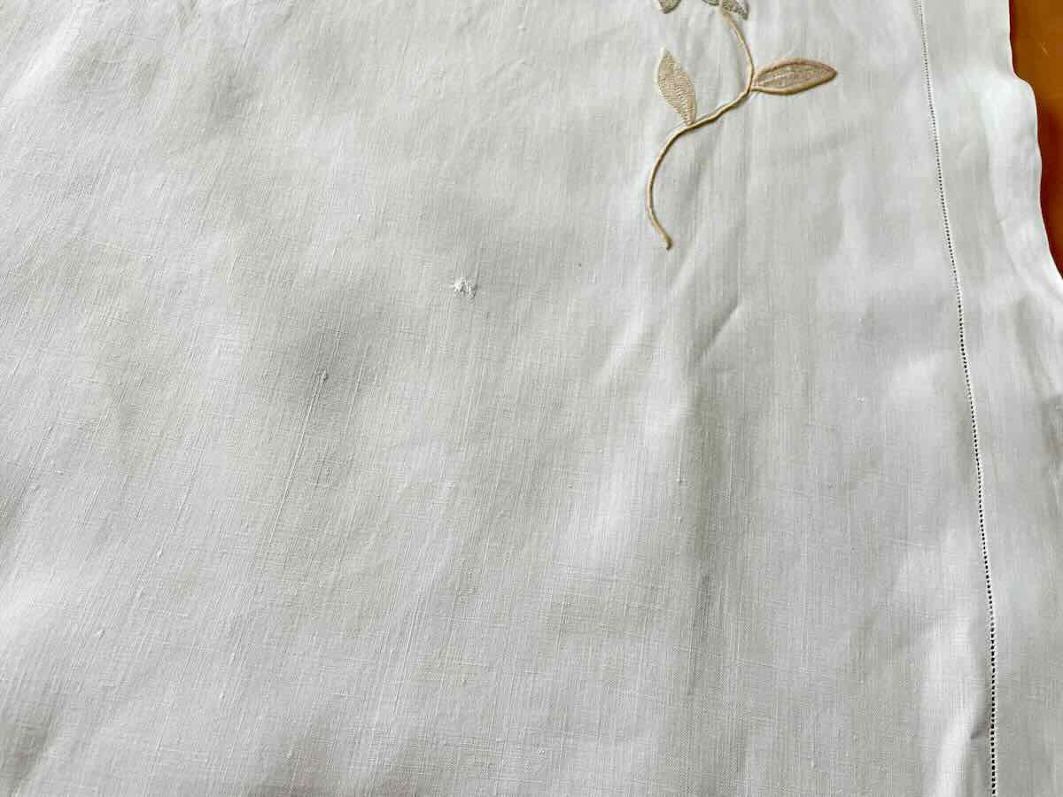 Nappe en fil de lin blanc avec fleurs brodées en couleurs pastel - Linge Ancien-photo-3