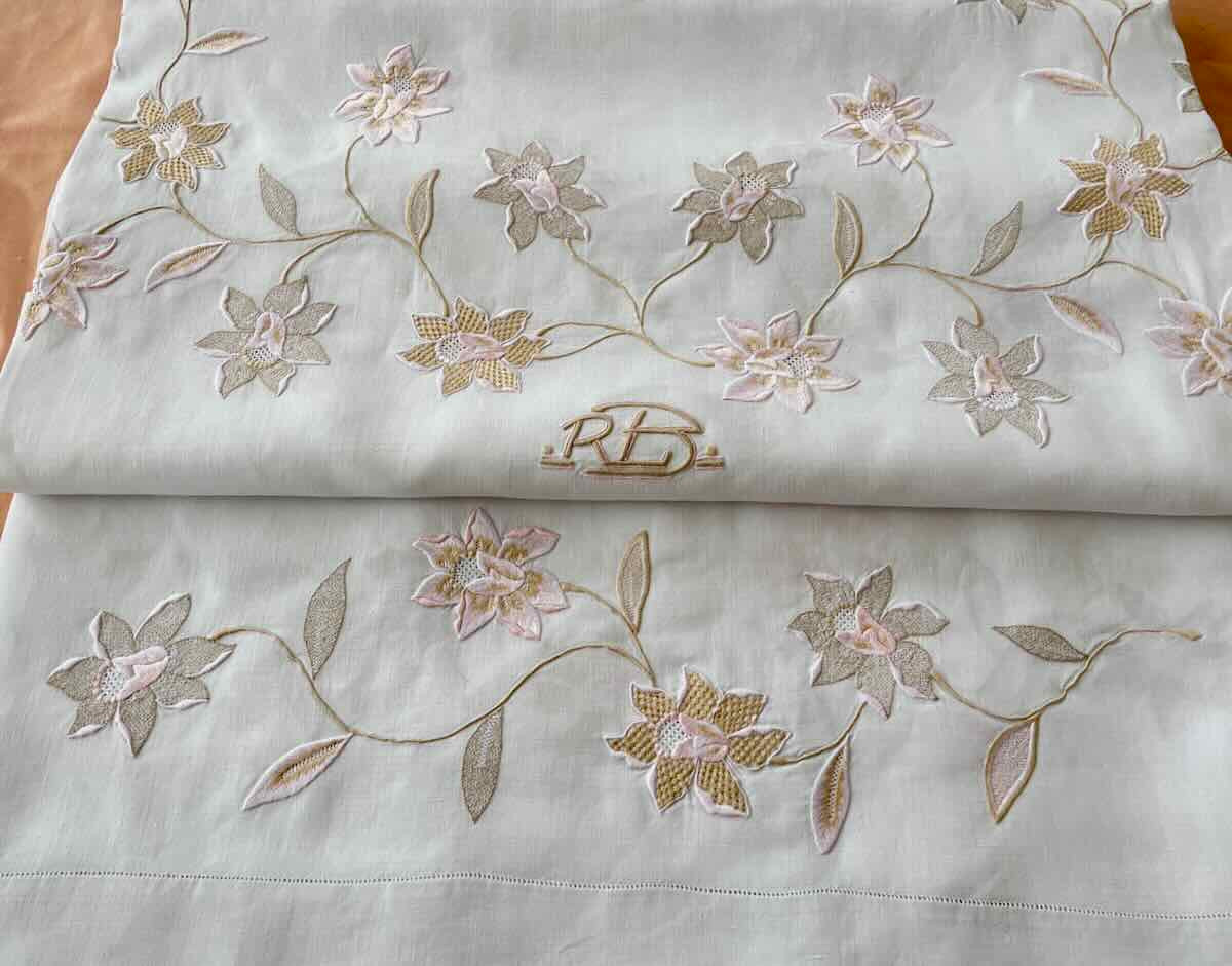 Nappe en fil de lin blanc avec fleurs brodées en couleurs pastel - Linge Ancien