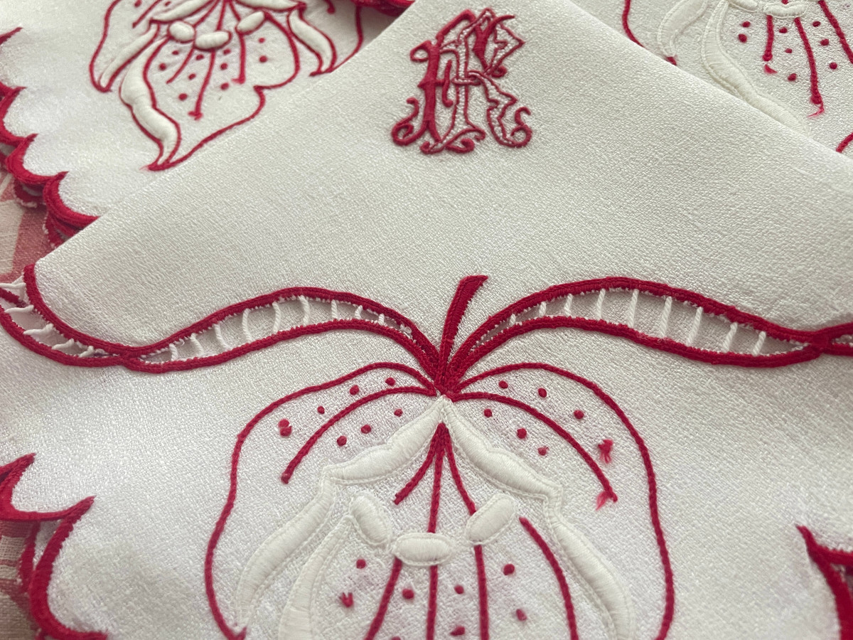 Ten Small Linen-look Towels With Red Embroidered Designs - Antique Linen-photo-1