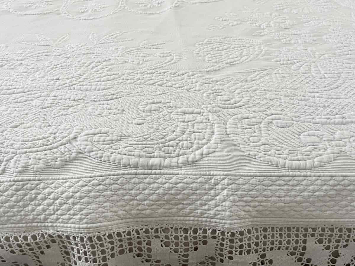 White Marseilles Quilted Blanket With Raised Floral Motifs, White Lace - Antique Linen-photo-4