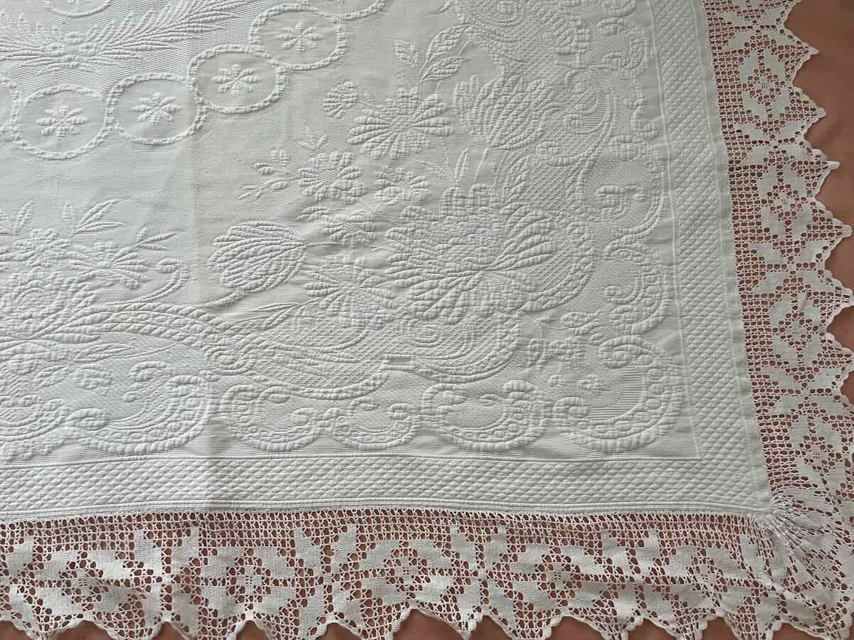 White Marseilles Quilted Blanket With Raised Floral Motifs, White Lace - Antique Linen-photo-1