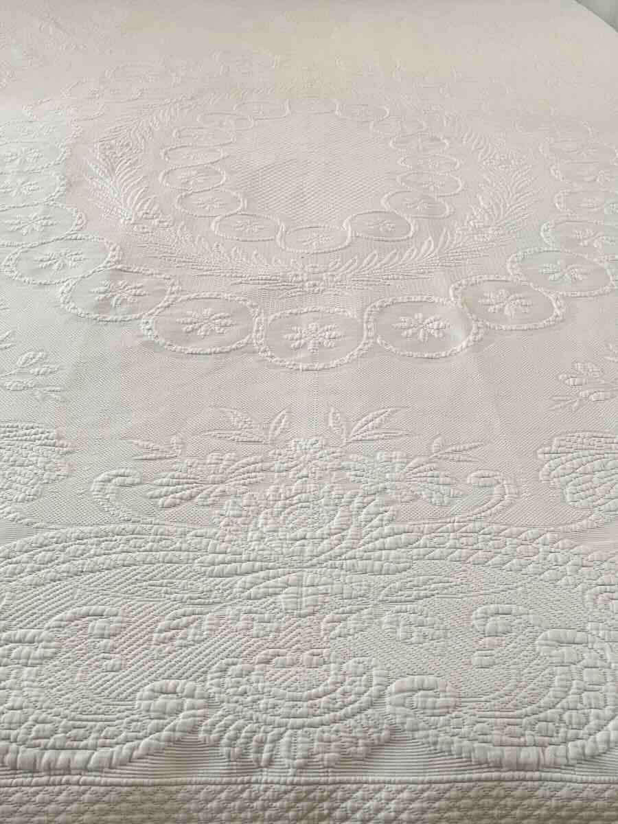 White Marseilles Quilted Blanket With Raised Floral Motifs, White Lace - Antique Linen-photo-2