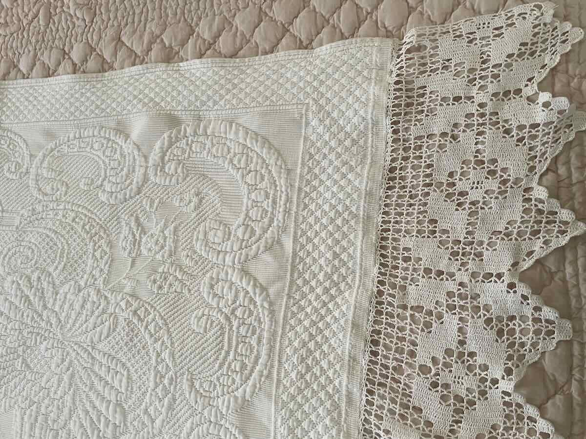 White Marseilles Quilted Blanket With Raised Floral Motifs, White Lace - Antique Linen-photo-4