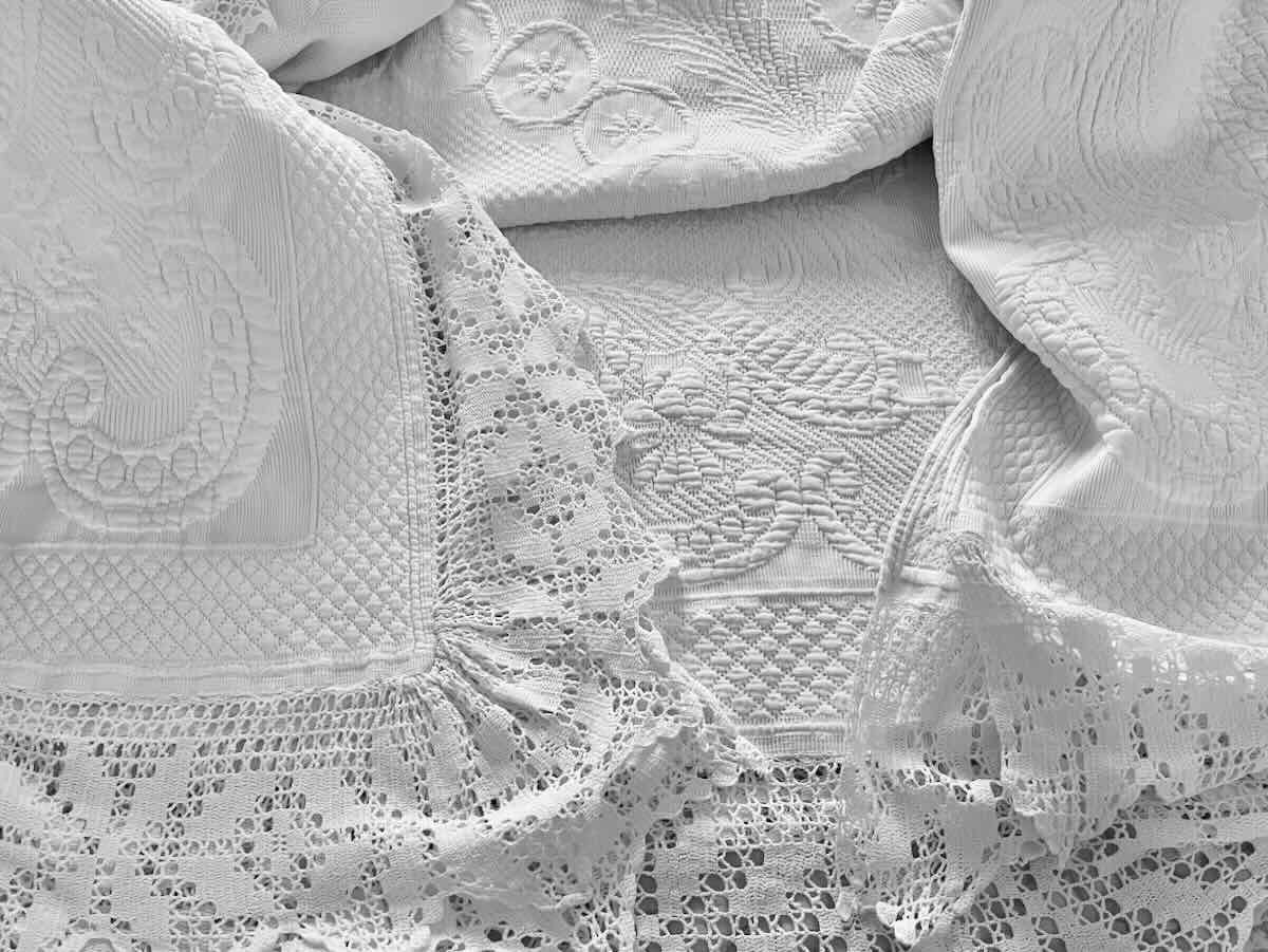 White Marseilles Quilted Blanket With Raised Floral Motifs, White Lace - Antique Linen-photo-5