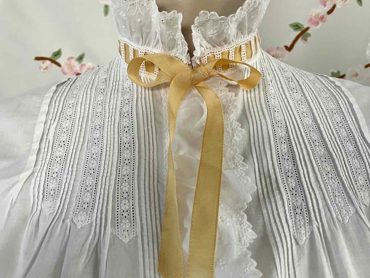 Chemisier manches longues enjolivé de volants, plis nervurés main - Linge Ancien