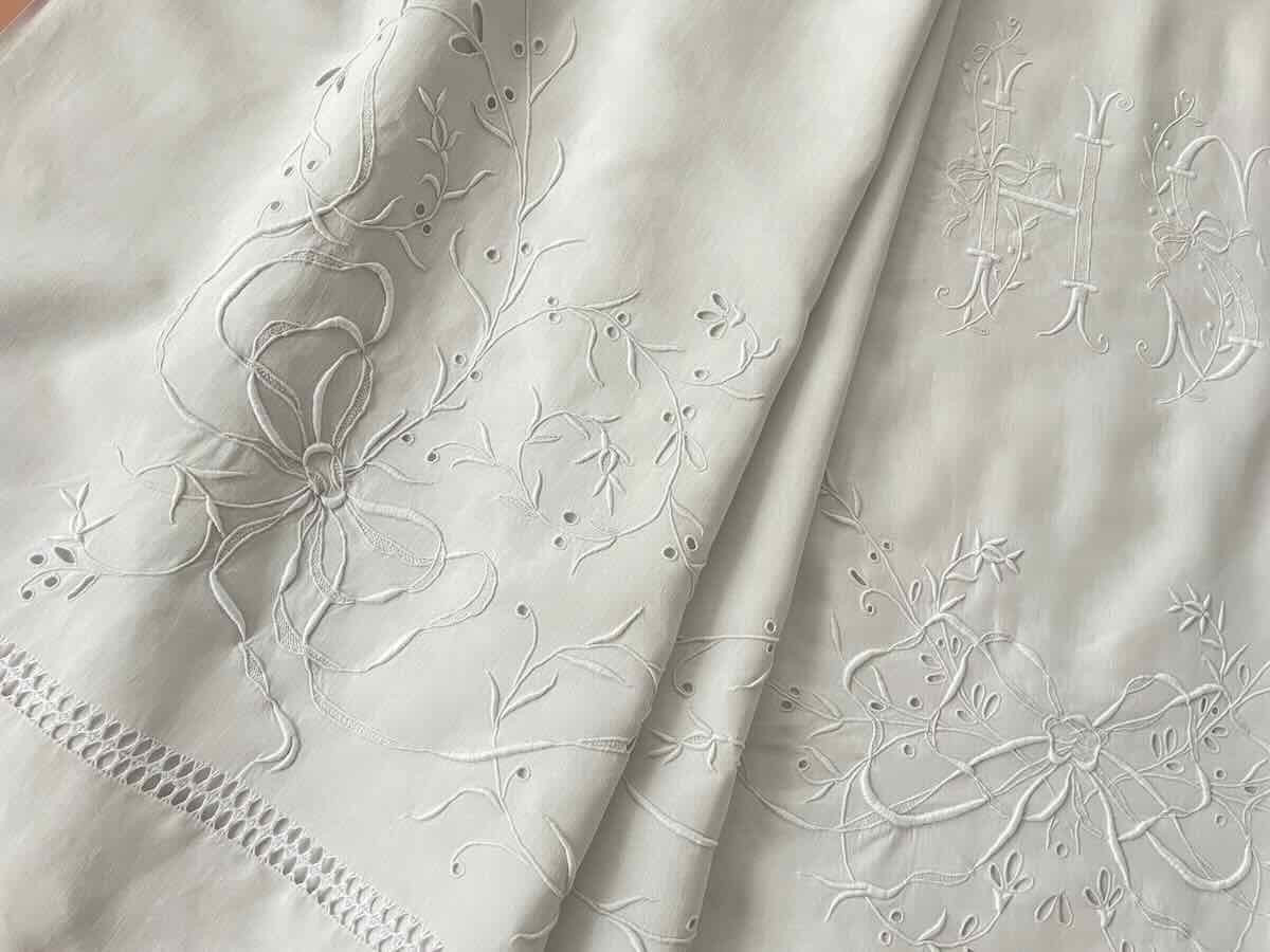 Fine Linen Sheet With Hand-embroidered English Embroidery On The Hem And Edges - Antique Linen-photo-3