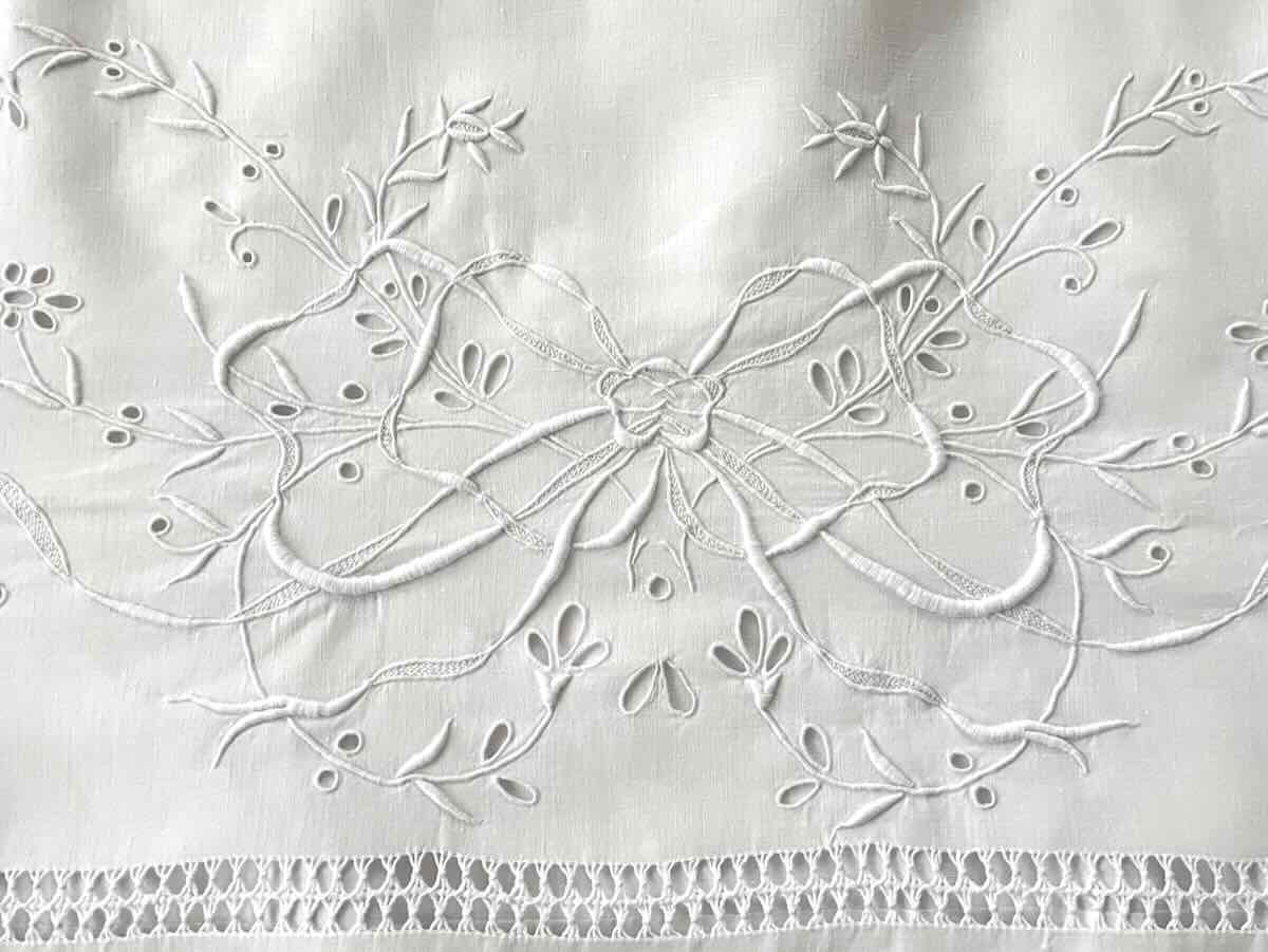 Fine Linen Sheet With Hand-embroidered English Embroidery On The Hem And Edges - Antique Linen-photo-2