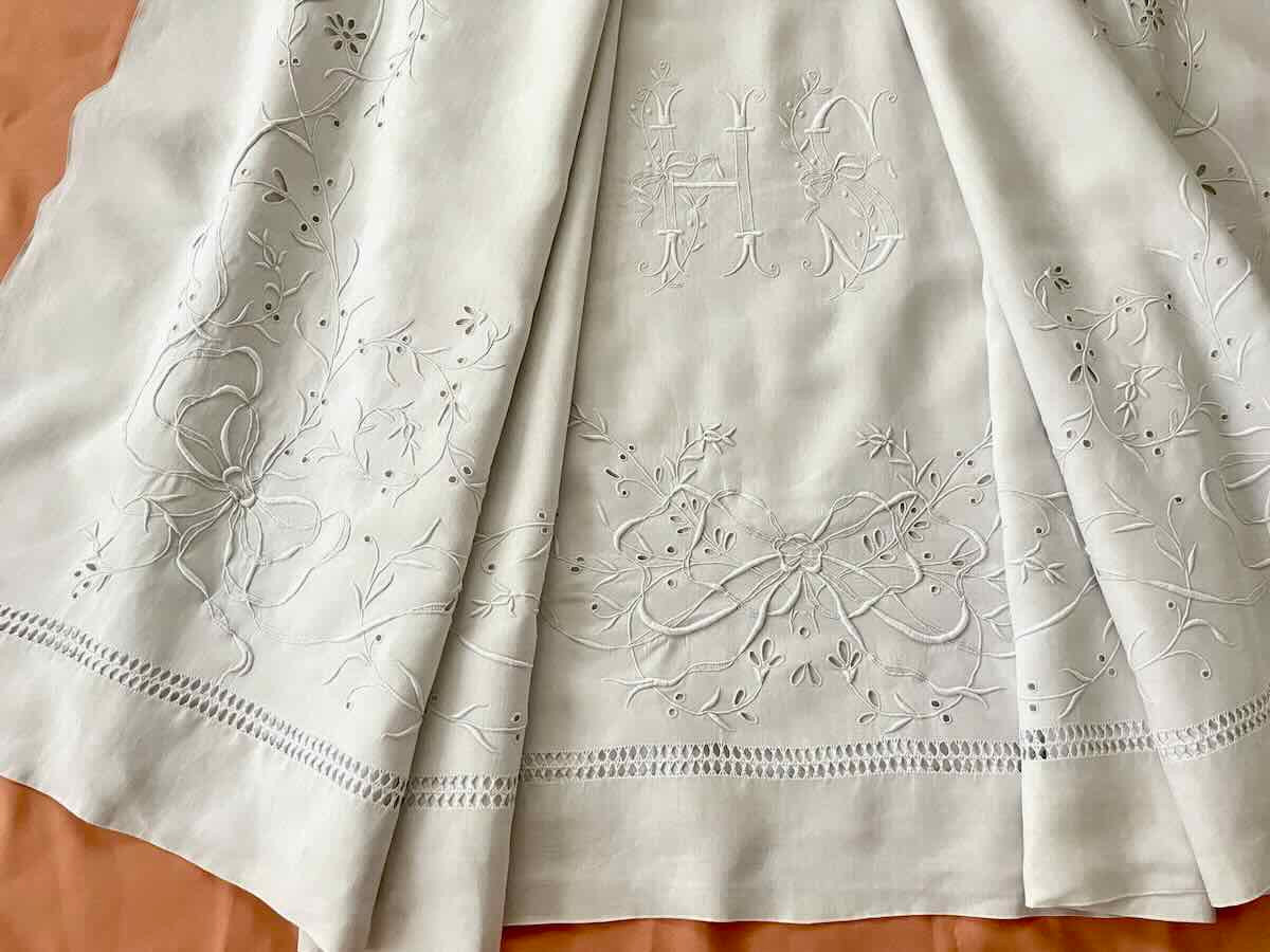 Fine Linen Sheet With Hand-embroidered English Embroidery On The Hem And Edges - Antique Linen-photo-3