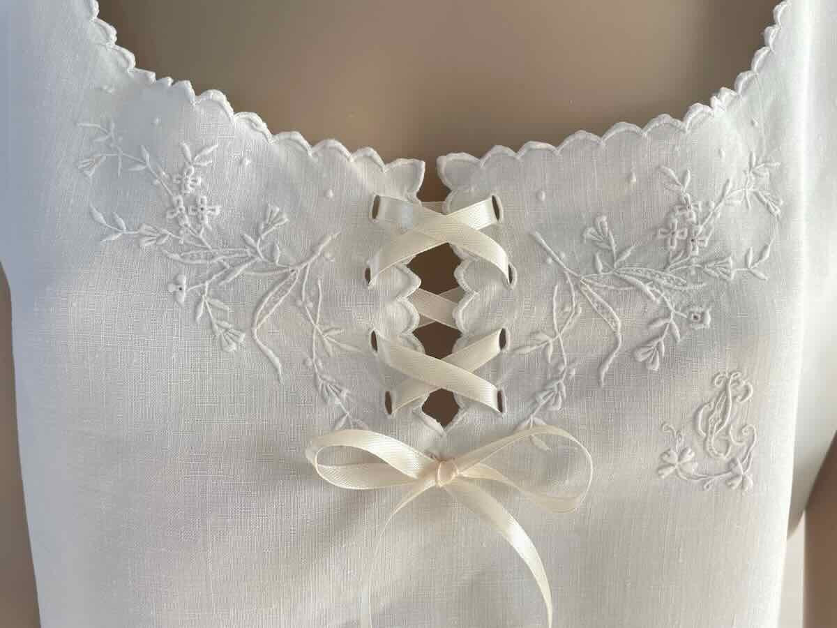 Hand-embroidered Lady's Shirt On Fine Linen With Beautiful Embroidery - Antique Linen-photo-2