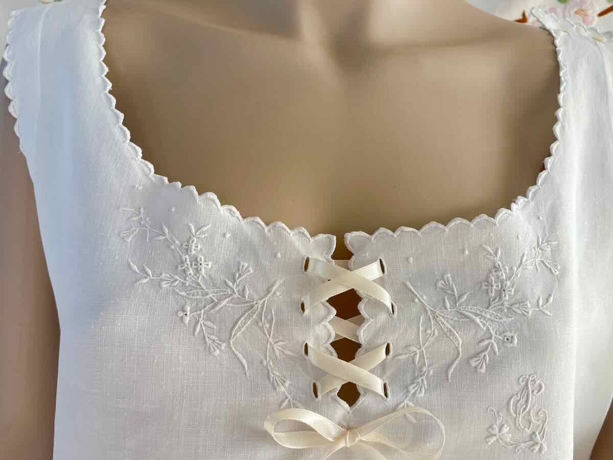 Hand-embroidered Lady's Shirt On Fine Linen With Beautiful Embroidery - Antique Linen-photo-2