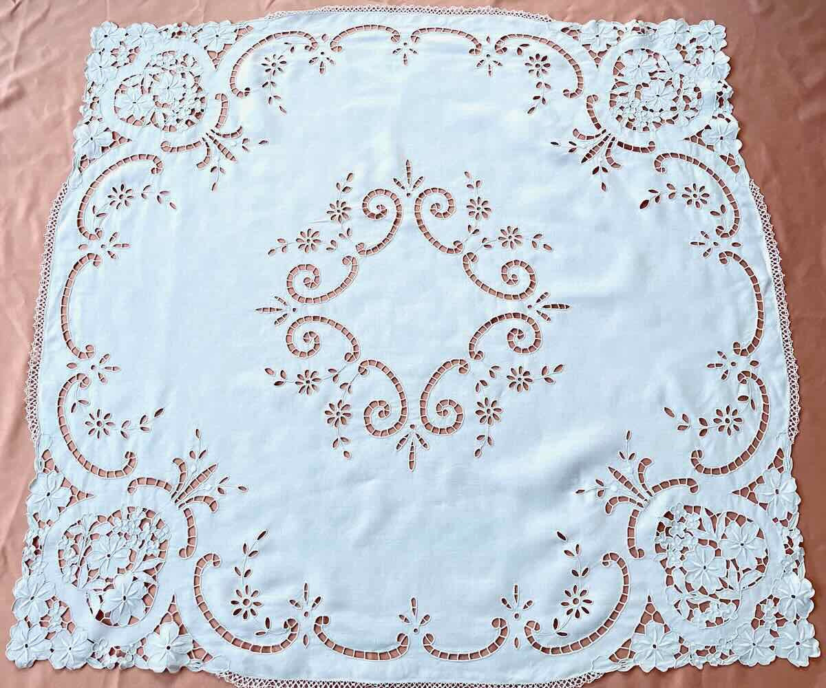 Petite Nappe en broderie Richelieu avec fleurs sur toile de lin -  Parfait état - Linge Ancien-photo-2