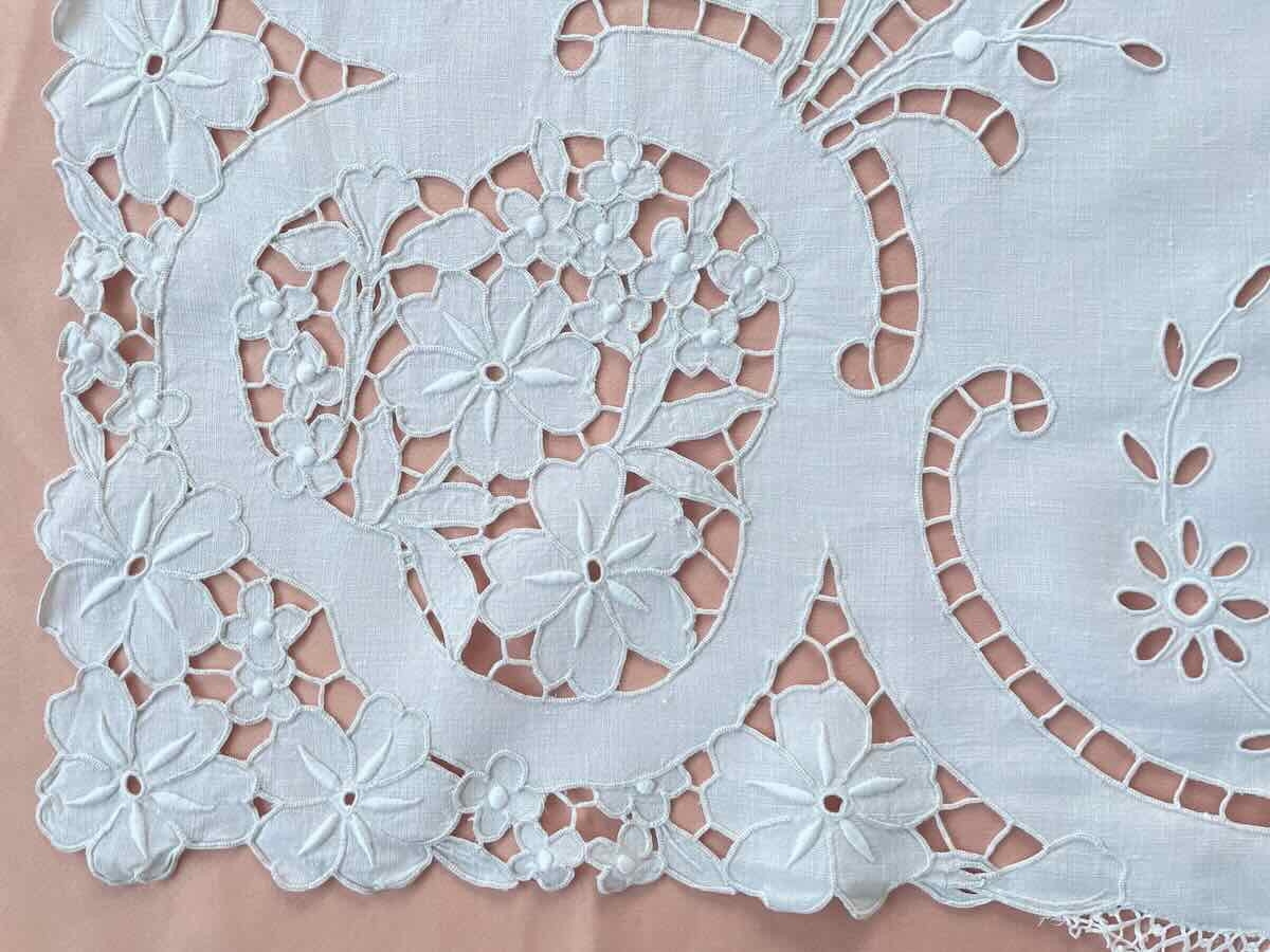 Petite Nappe en broderie Richelieu avec fleurs sur toile de lin -  Parfait état - Linge Ancien-photo-3
