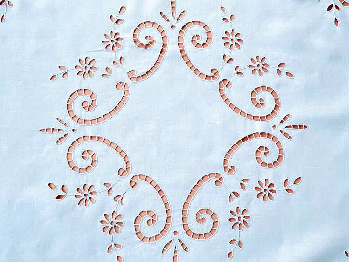 Petite Nappe en broderie Richelieu avec fleurs sur toile de lin -  Parfait état - Linge Ancien-photo-4