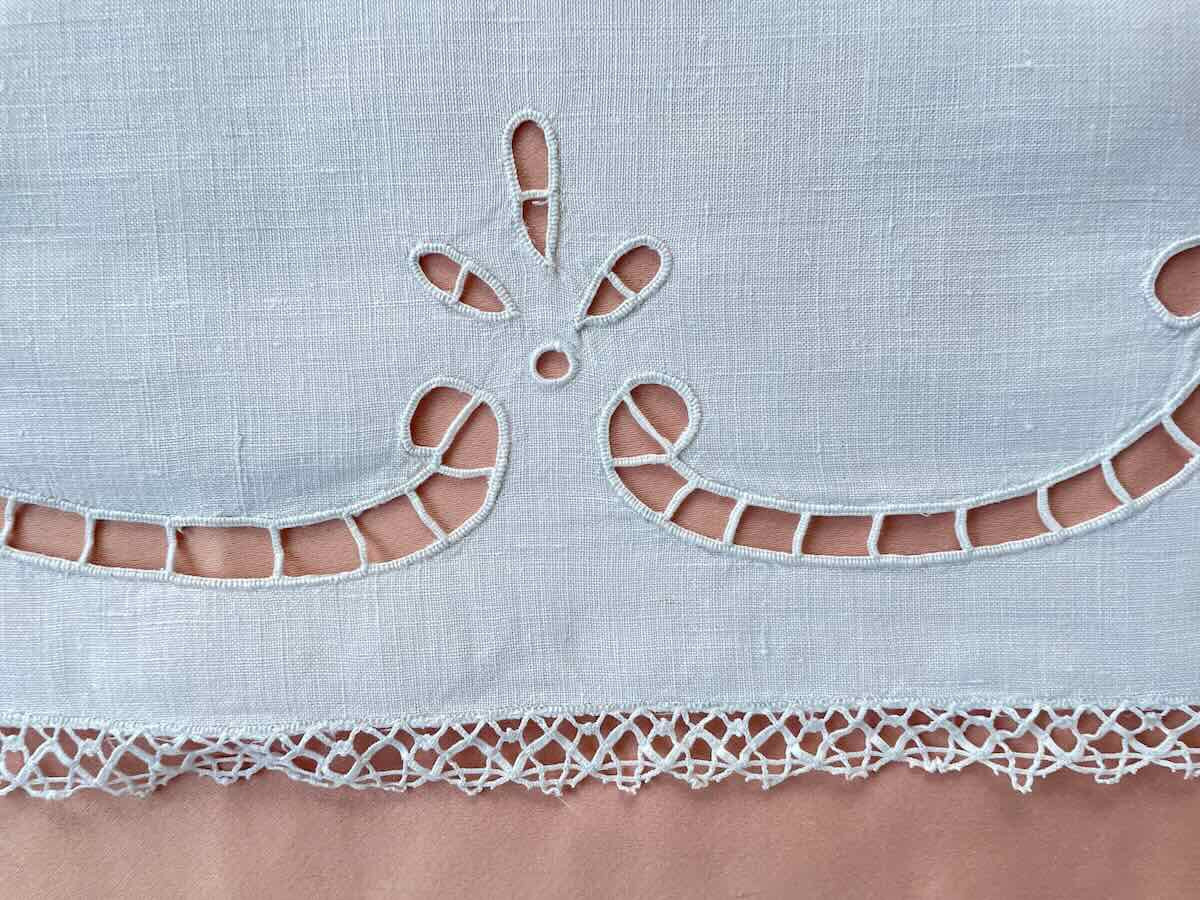 Petite Nappe en broderie Richelieu avec fleurs sur toile de lin -  Parfait état - Linge Ancien-photo-1