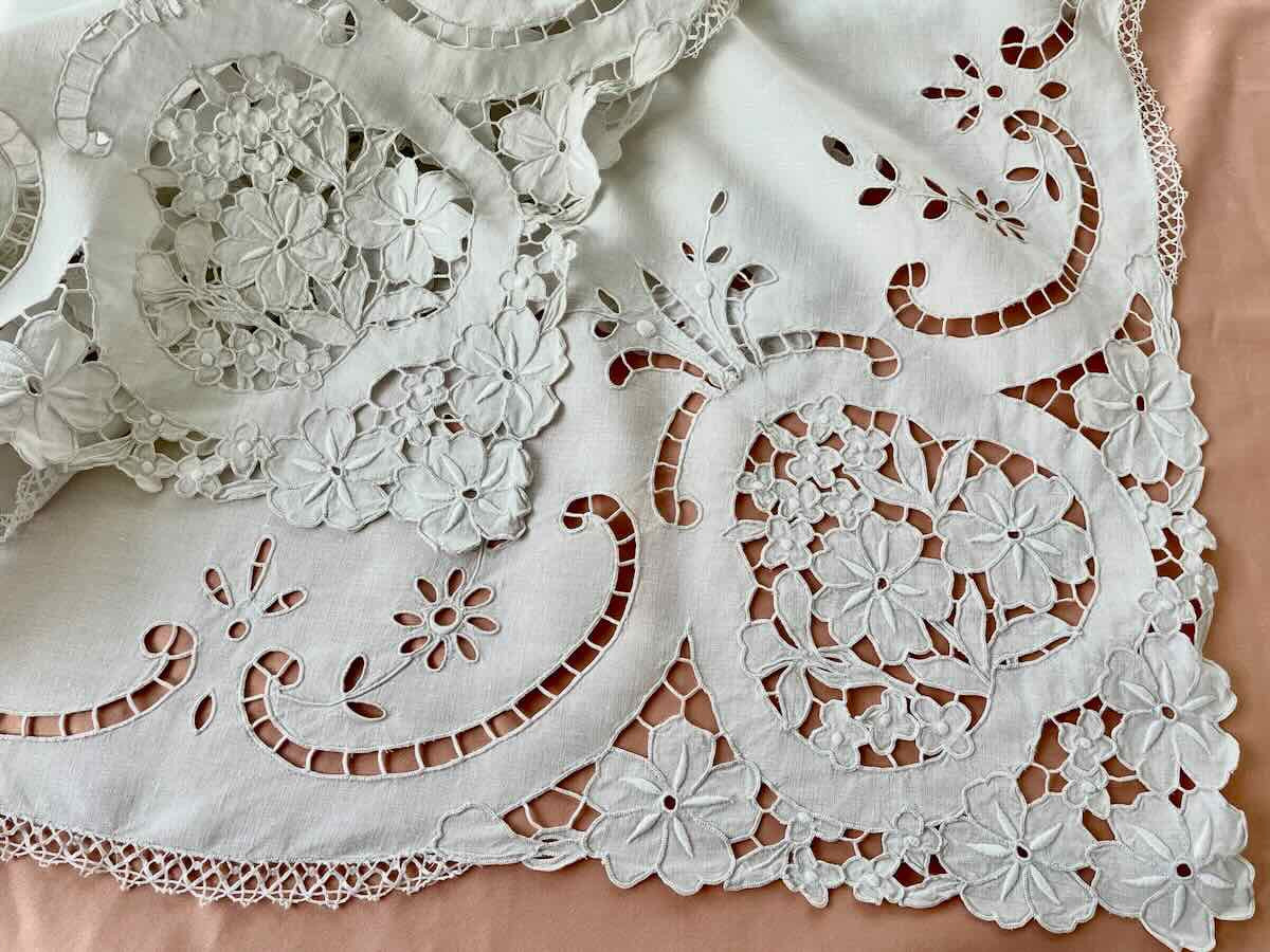 Petite Nappe en broderie Richelieu avec fleurs sur toile de lin -  Parfait état - Linge Ancien-photo-2