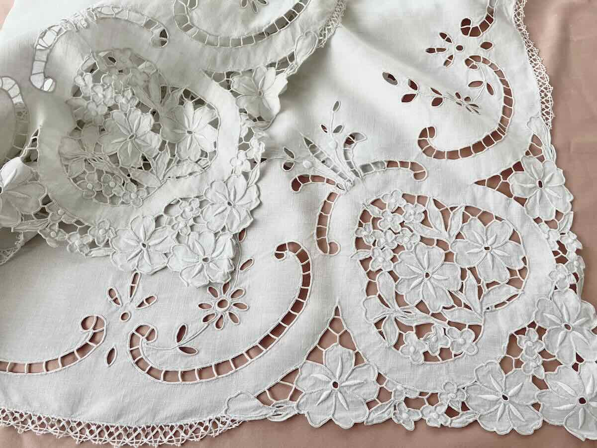 Petite Nappe en broderie Richelieu avec fleurs sur toile de lin -  Parfait état - Linge Ancien