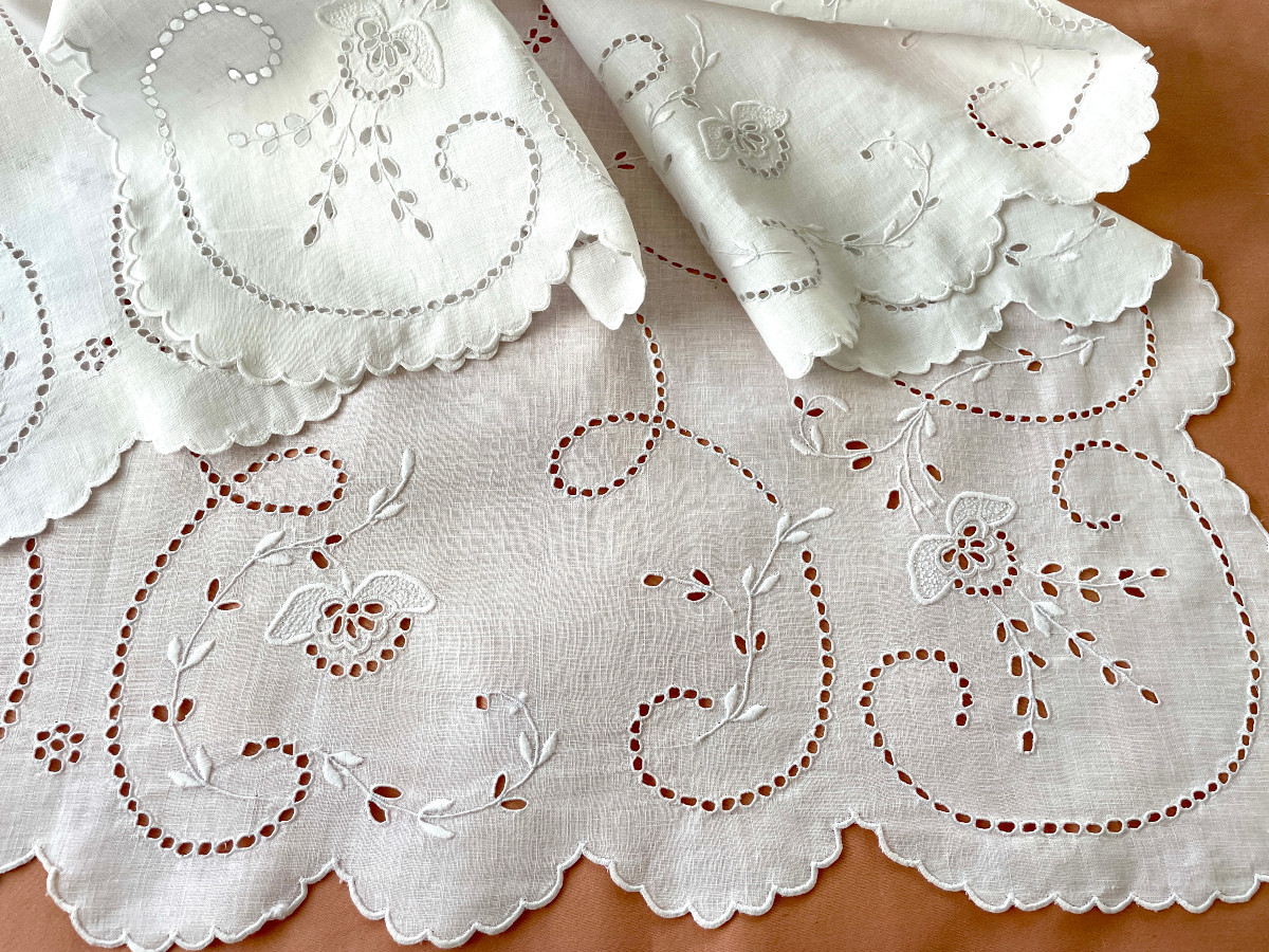 Nappe Carrée 80x80 Cm Brodée Main – Vintage, Fleurs Pastel, 100% Coton