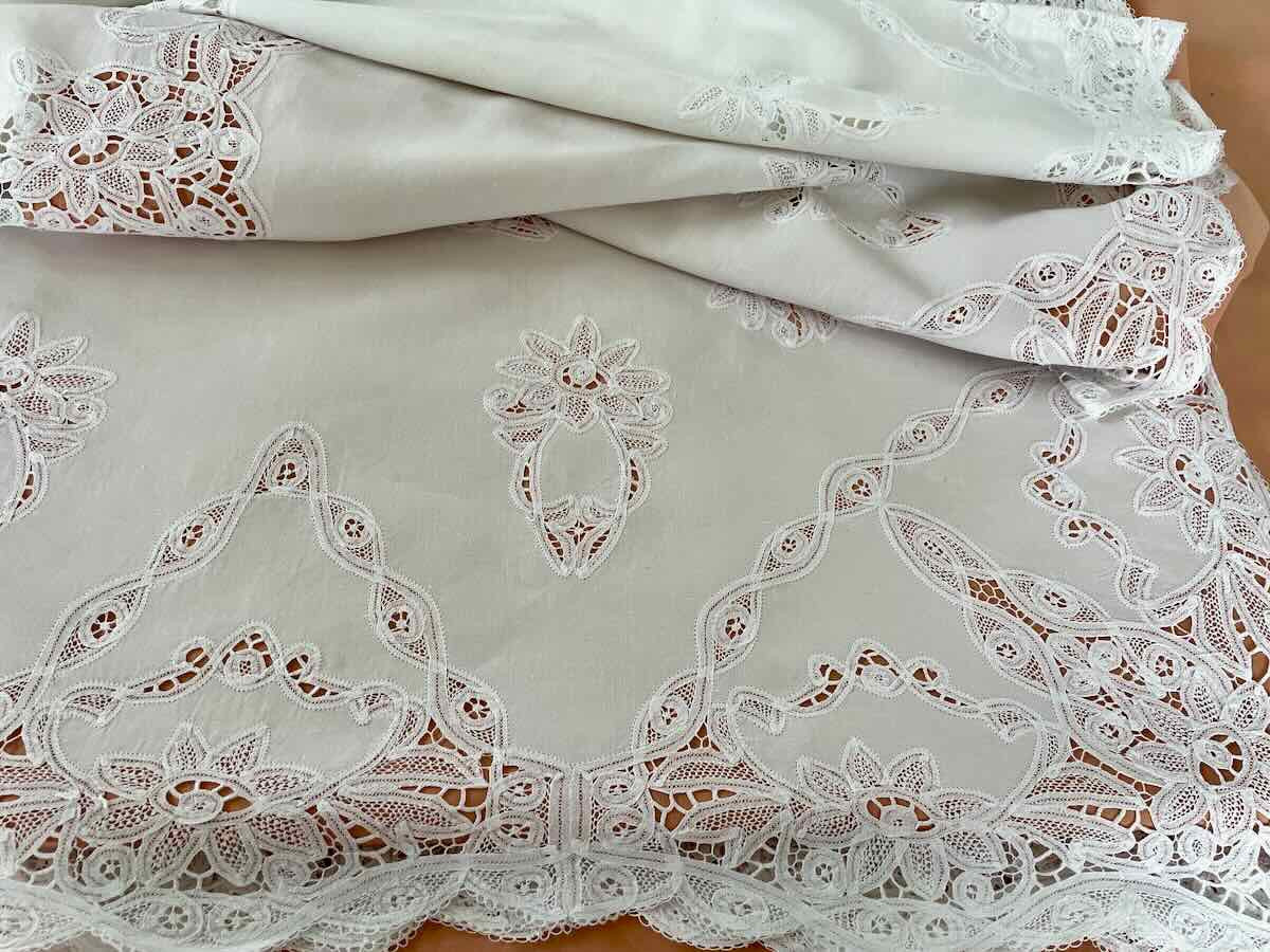 Grande nappe:  incrustations dentelle main sur toile en fil de lin blanc - linge Ancien