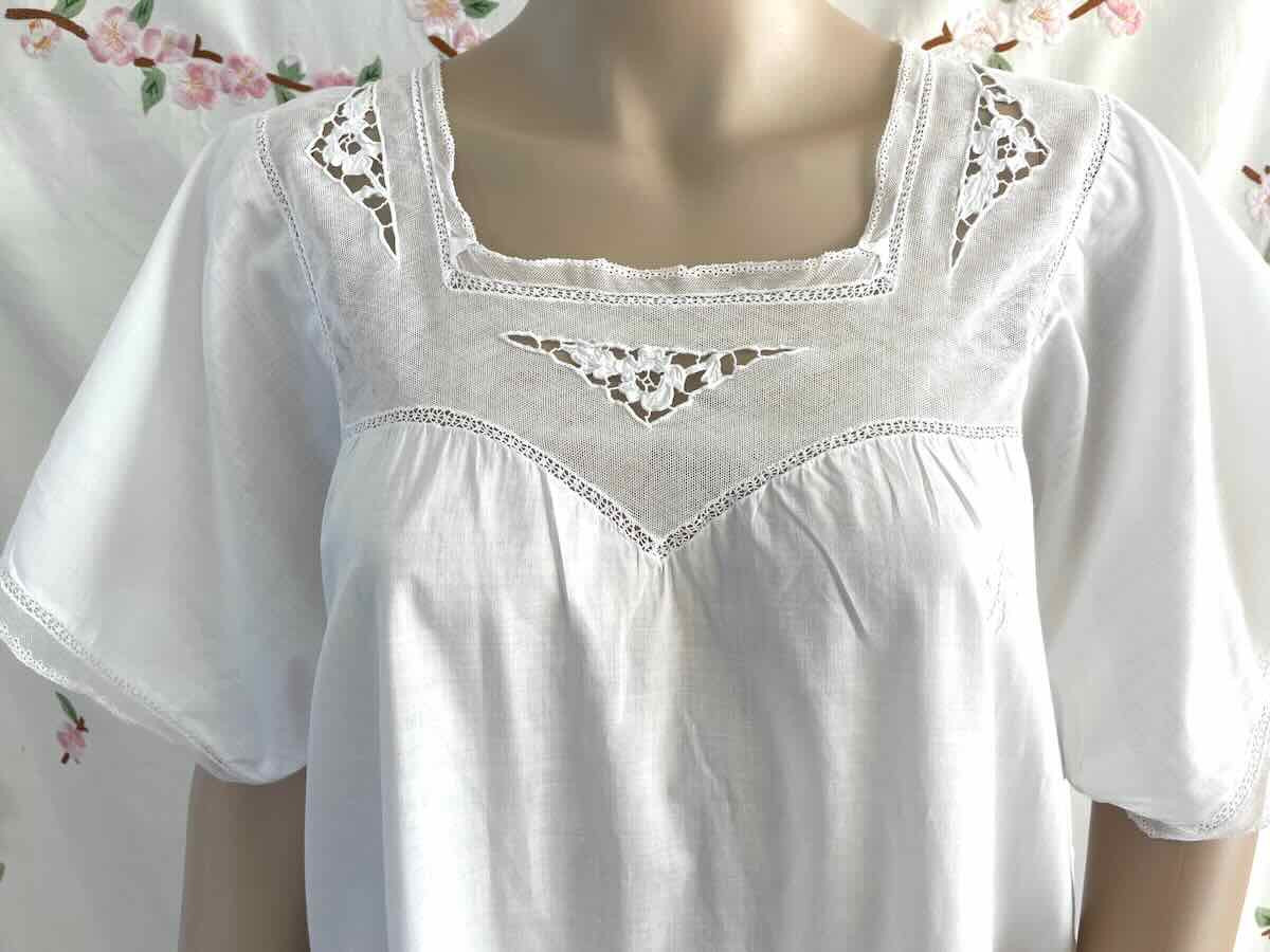 Fine Hostess Dress: Hand Embroidery On Tulle And White Fabric In Fine Percale - Linge Ancien-photo-2