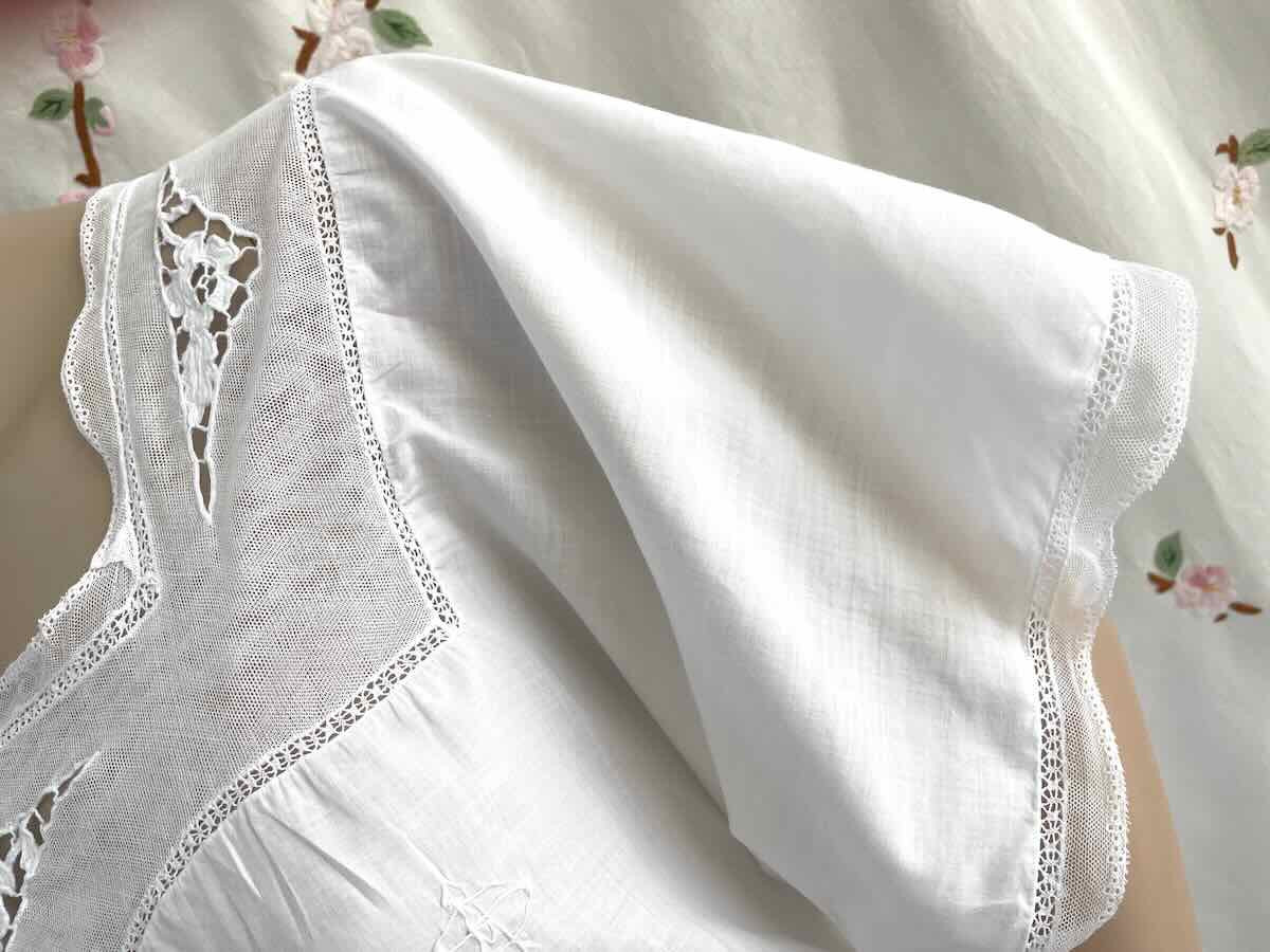 Fine Hostess Dress: Hand Embroidery On Tulle And White Fabric In Fine Percale - Linge Ancien-photo-4