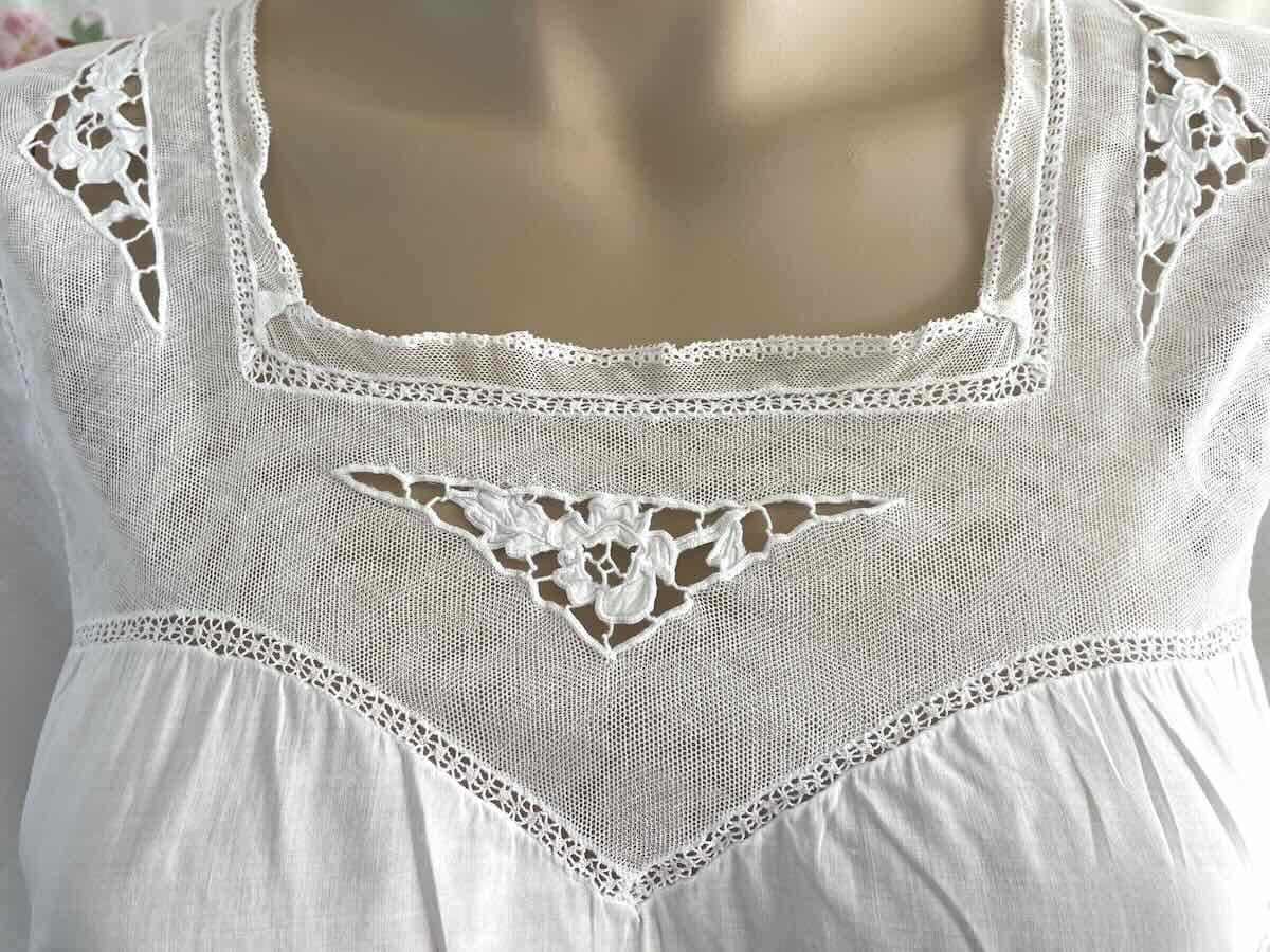 Fine Hostess Dress: Hand Embroidery On Tulle And White Fabric In Fine Percale - Linge Ancien-photo-1