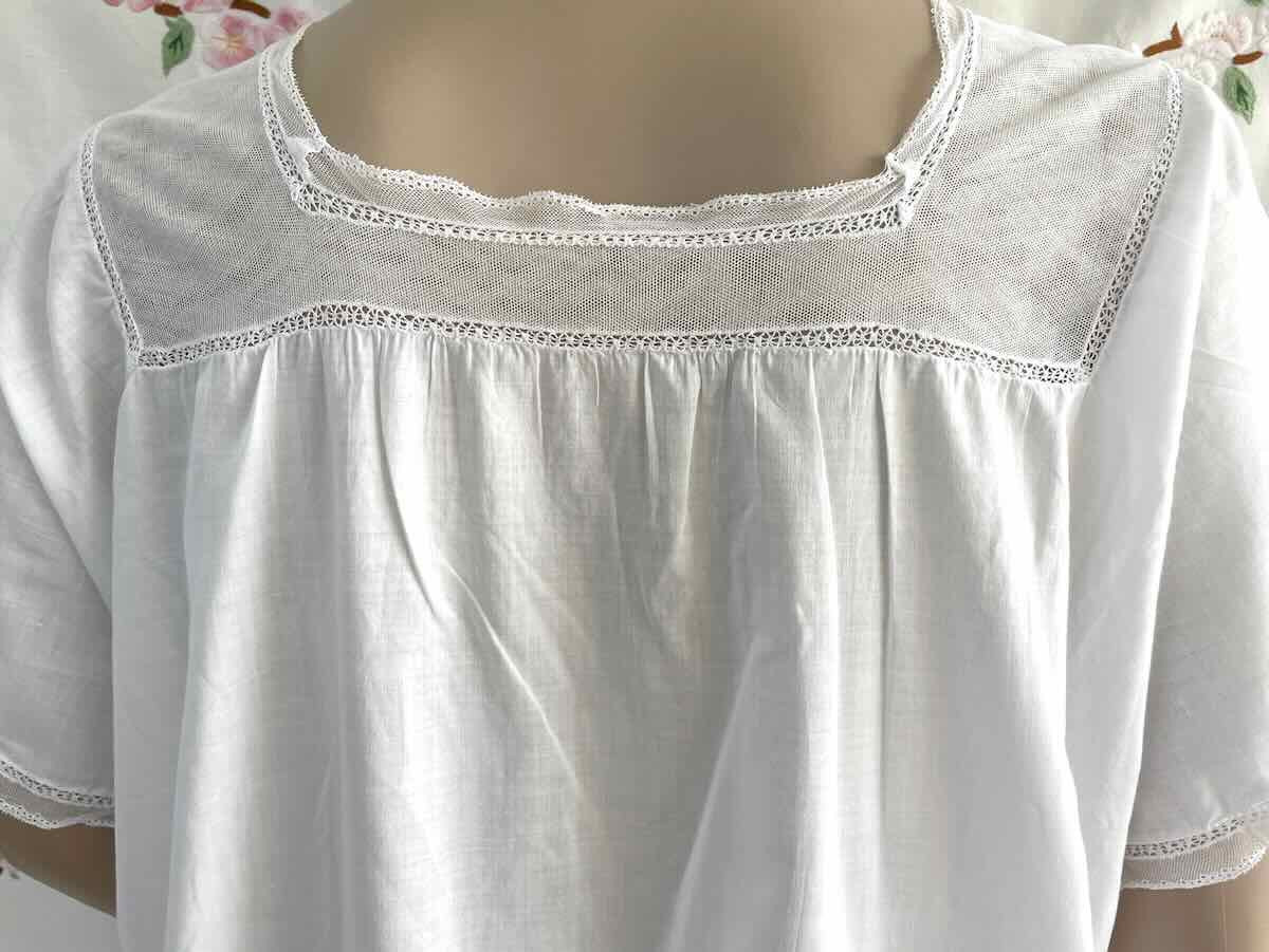 Fine Hostess Dress: Hand Embroidery On Tulle And White Fabric In Fine Percale - Linge Ancien-photo-2