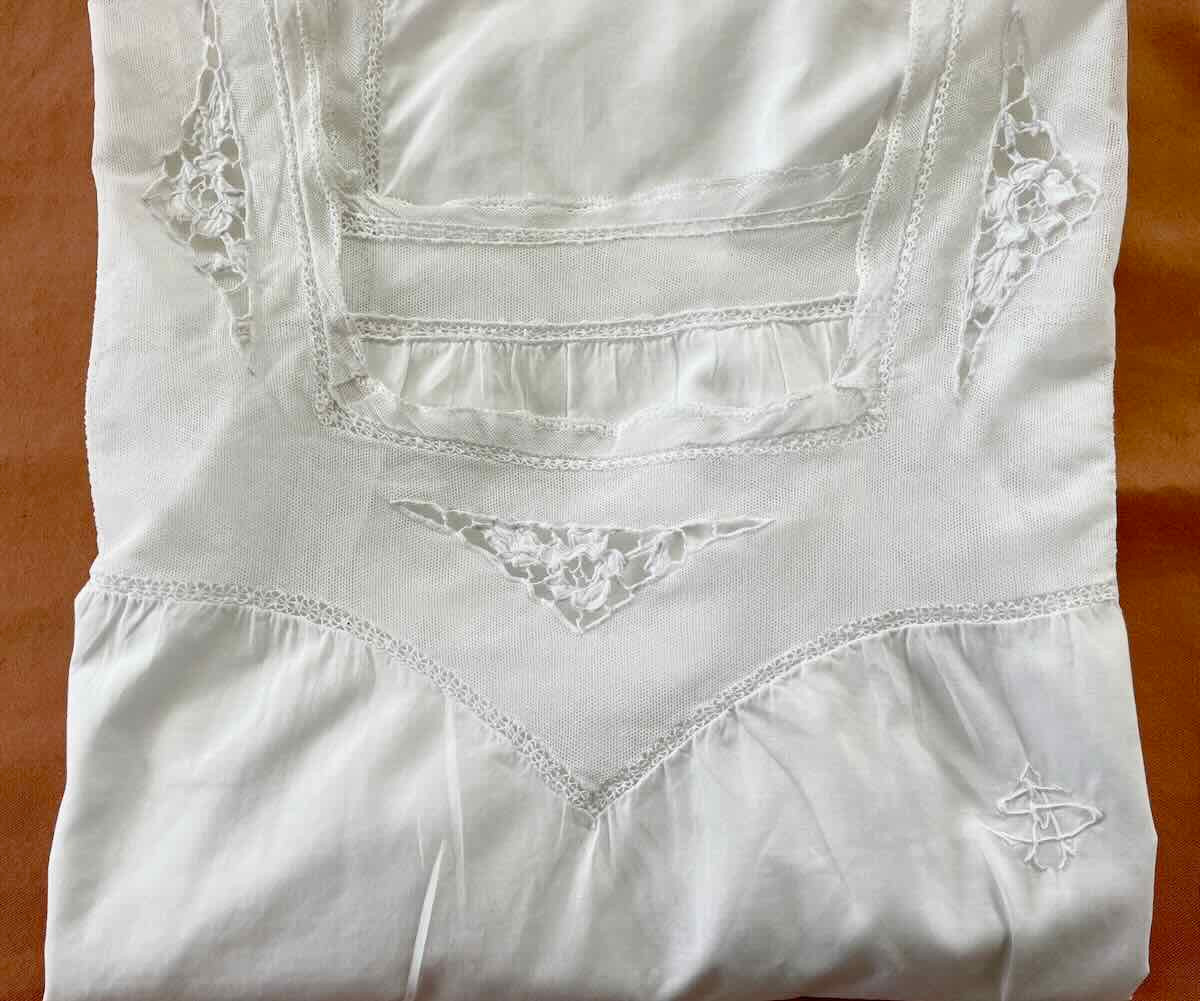 Fine Hostess Dress: Hand Embroidery On Tulle And White Fabric In Fine Percale - Linge Ancien-photo-4