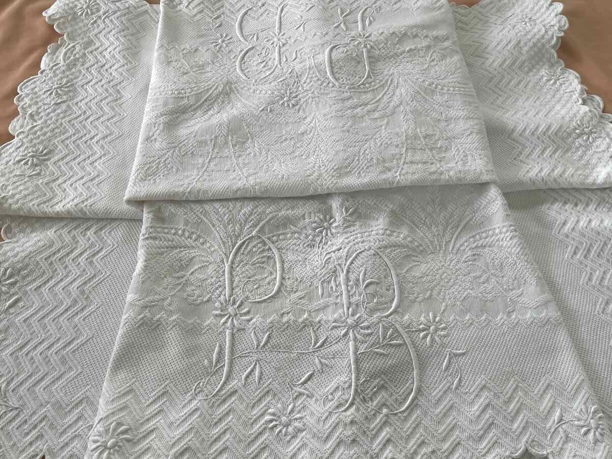 Four-sided Scalloped Woven Quilt, 2 Pb Monograms - Linge Ancien